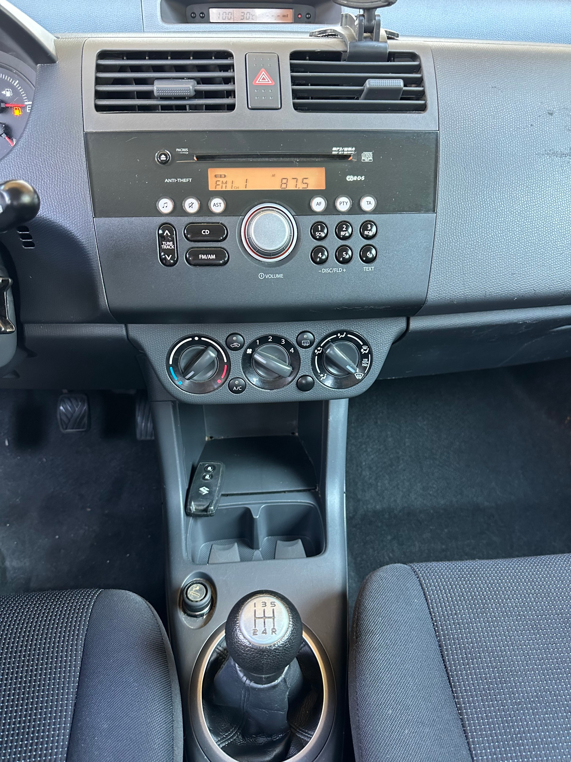 SUZUKI Swift 1.3i 16V GL Top 4x4-image-12