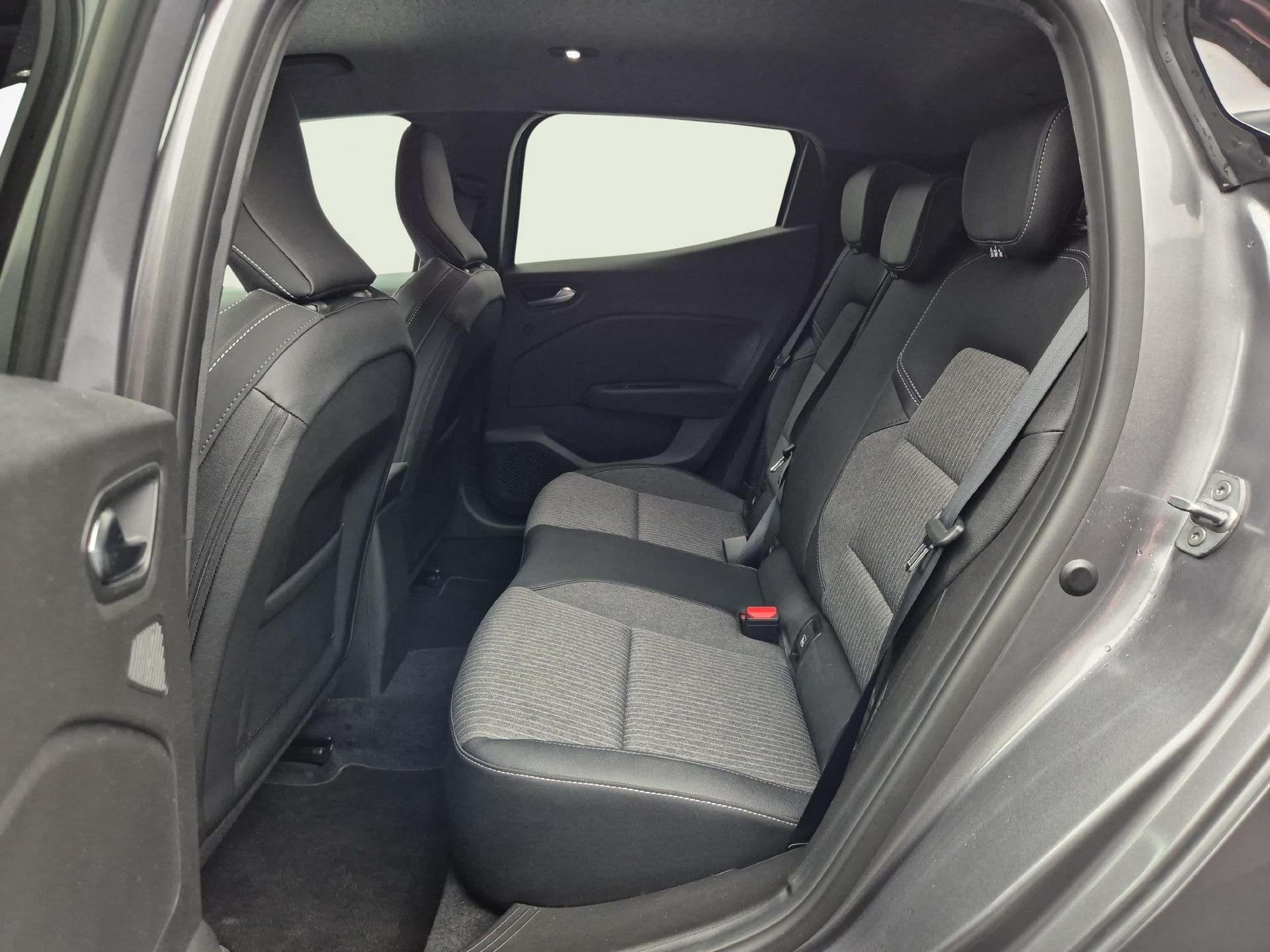 MITSUBISHI Colt 1.6 HEV Instyle-showroom-element-3