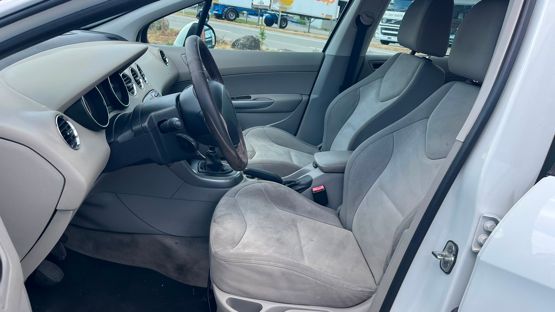PEUGEOT 308 1.6 HDI Sport-image-7