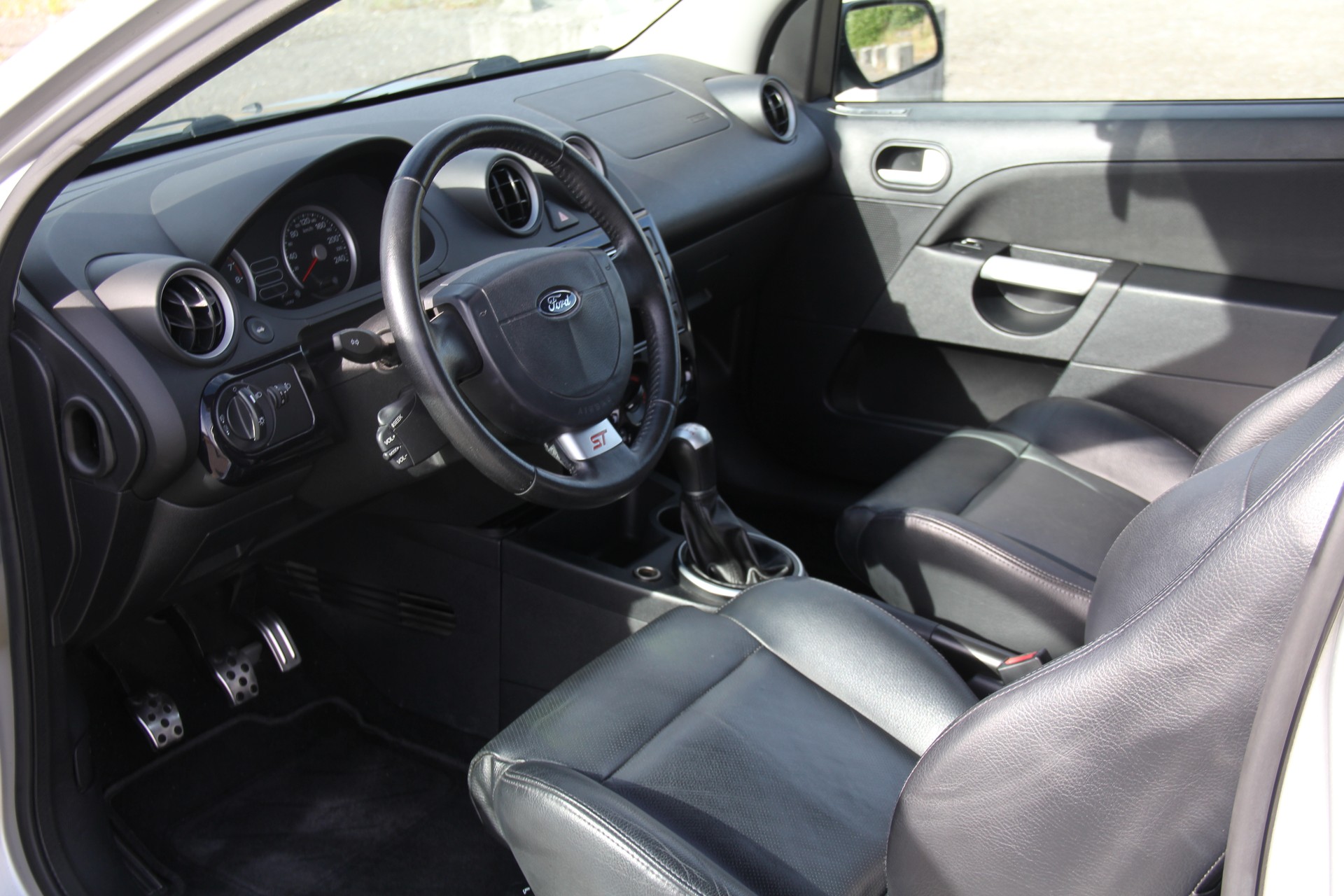 FORD Fiesta 2.0 16V ST-image-6