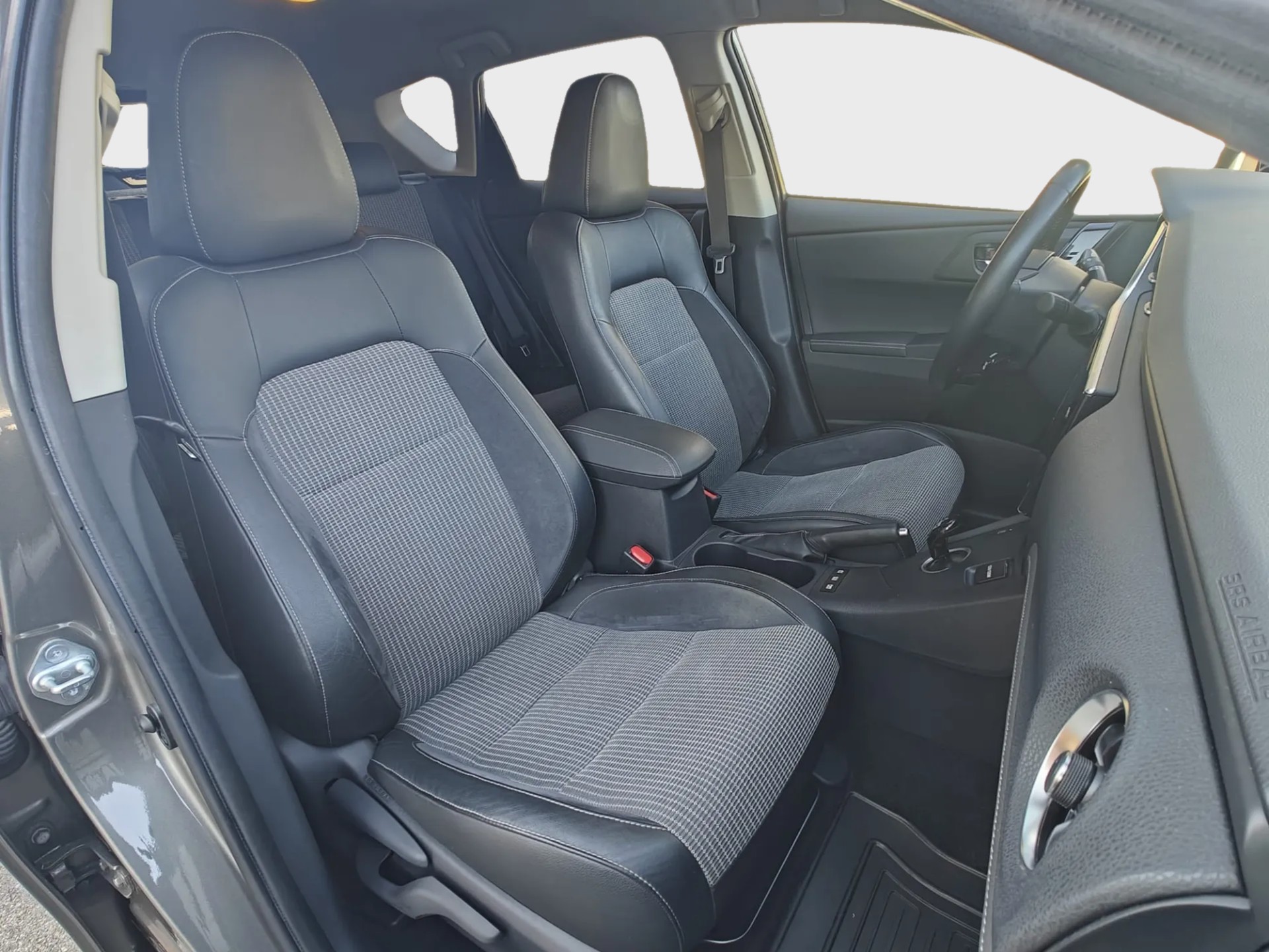 TOYOTA Auris 1.8 HSD Terra e-CVT-image-11
