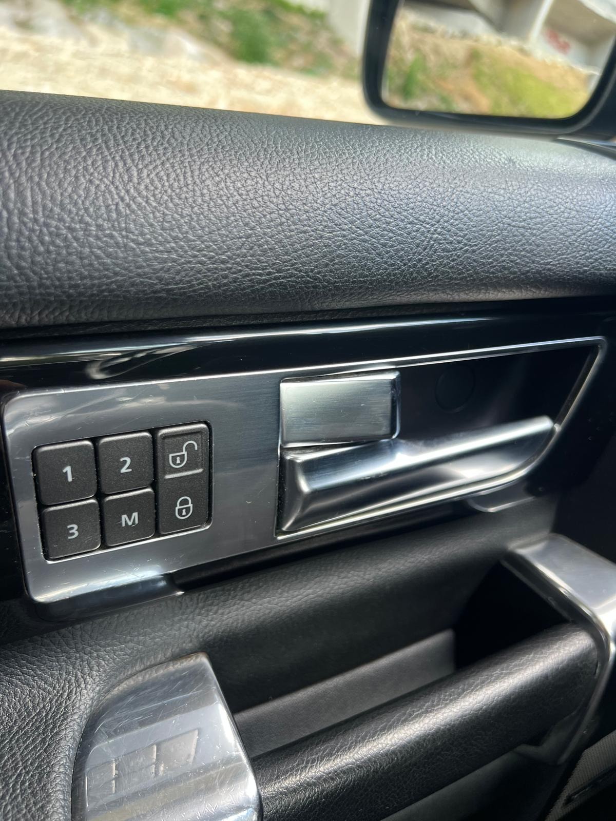 LAND ROVER Discovery 3.0 SDV6 SE Automatic-image-14