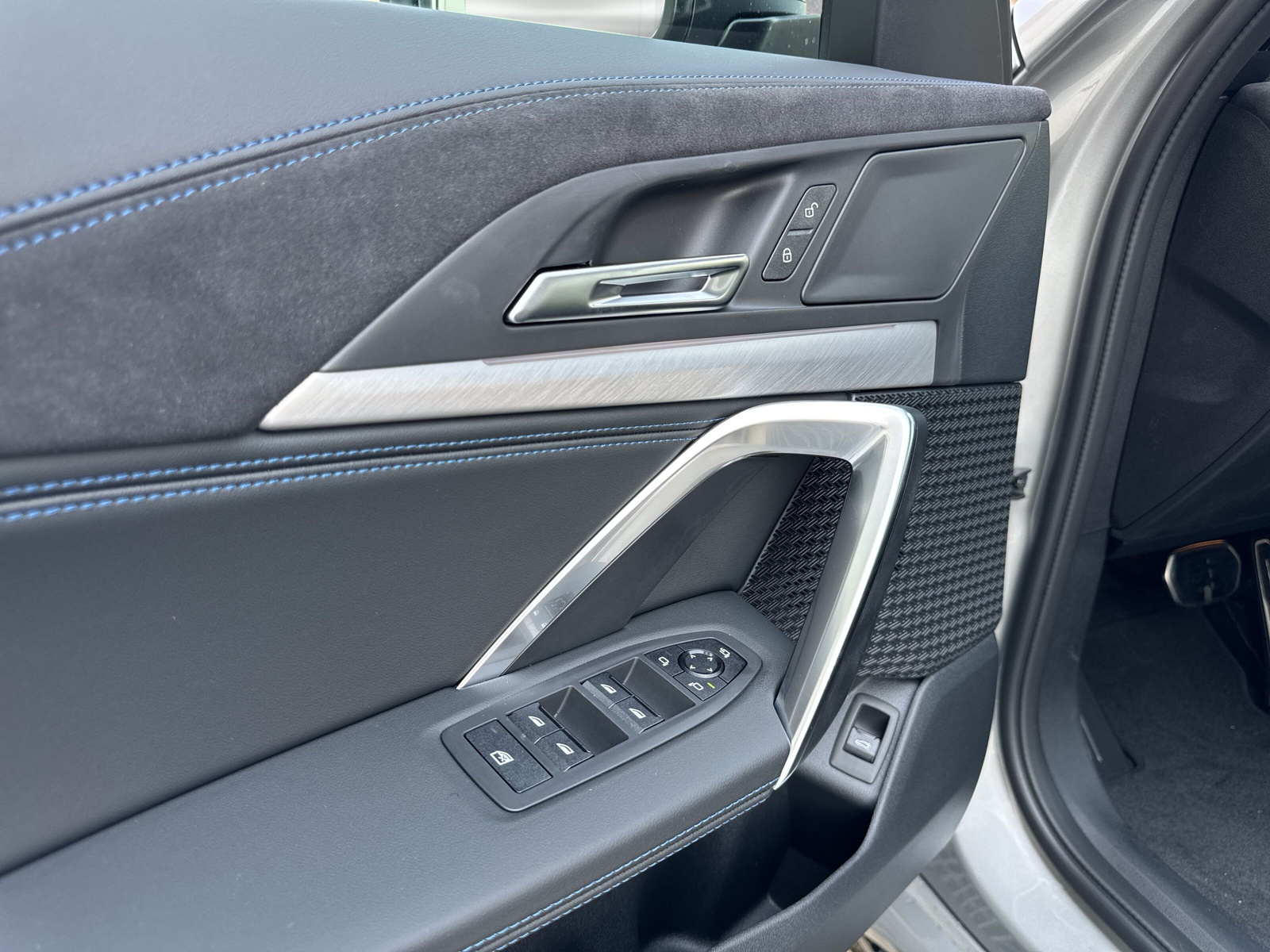 BMW iX1 xDrive 30 M Sport-image-21