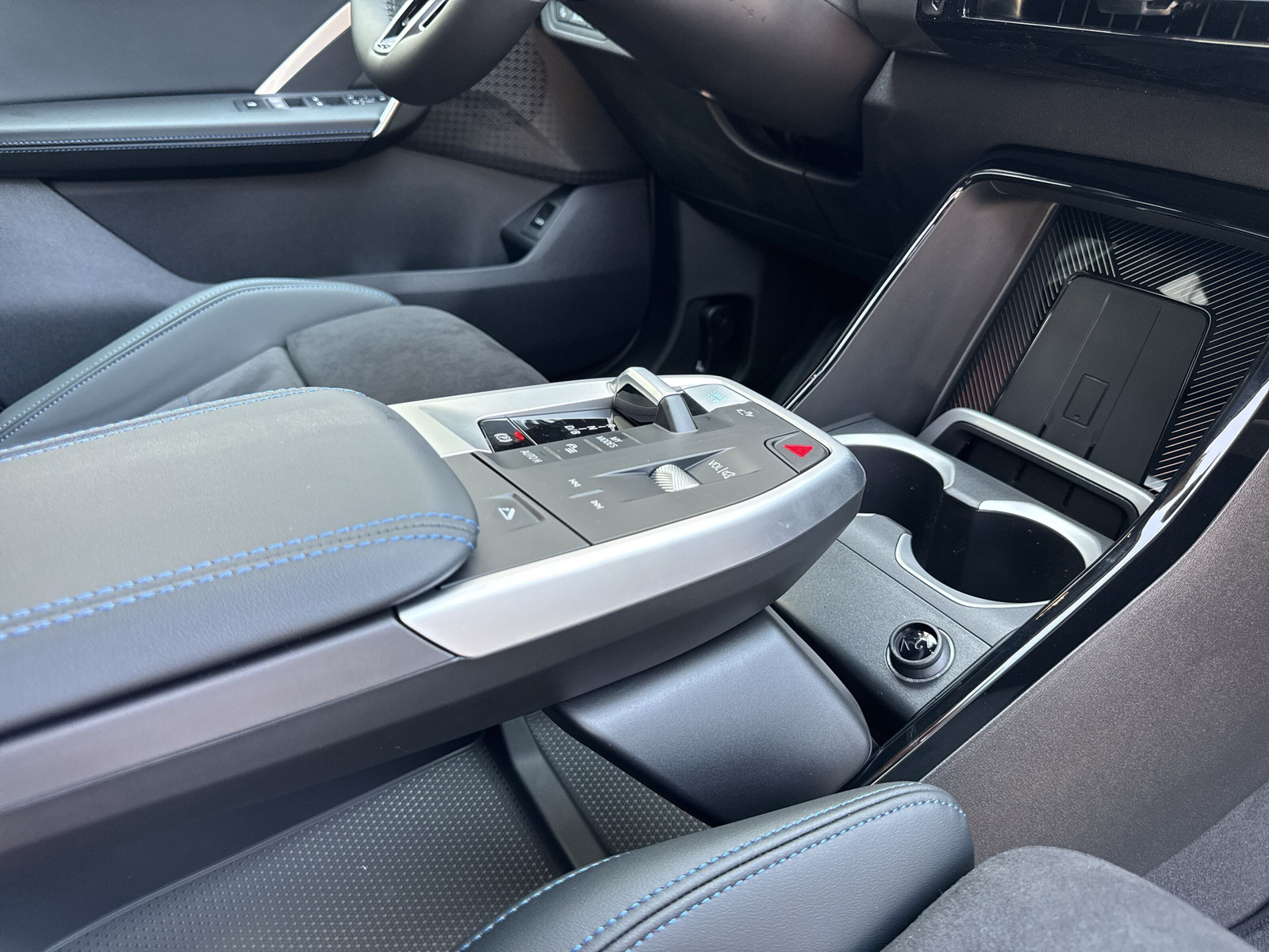 BMW iX1 xDrive 30 M Sport-image-14