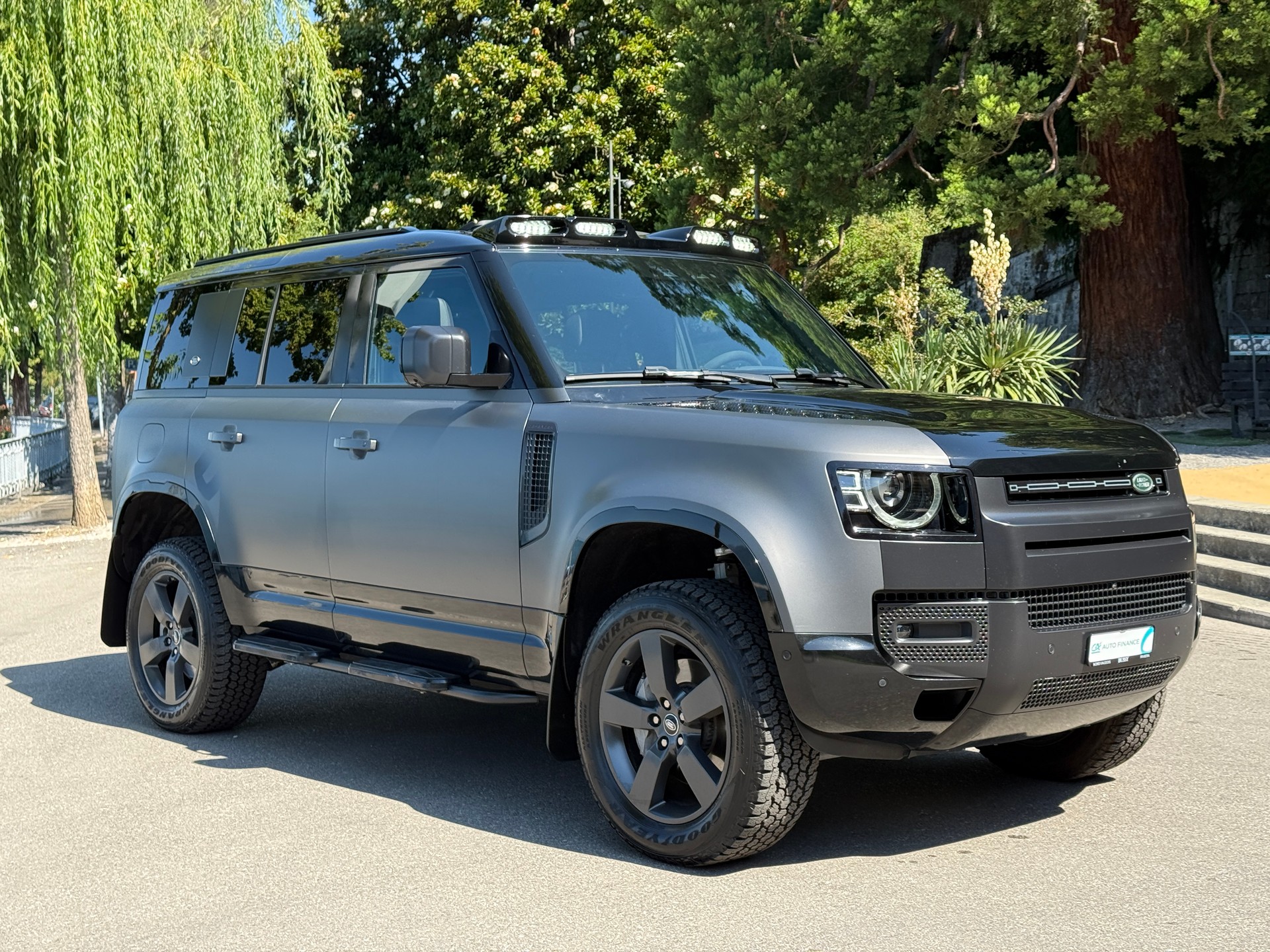 LAND ROVER Defender 110 P400e Si4 PHEV HSE AT8-showroom-element-3