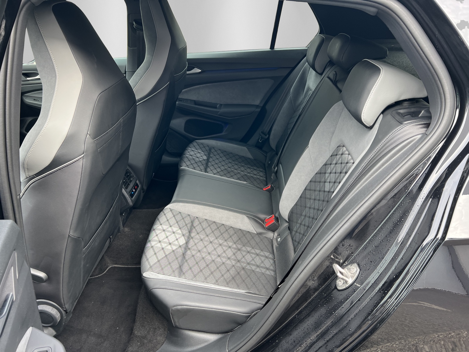 VW Golf VIII 1.5 eTSI R-Line DSG-image-9