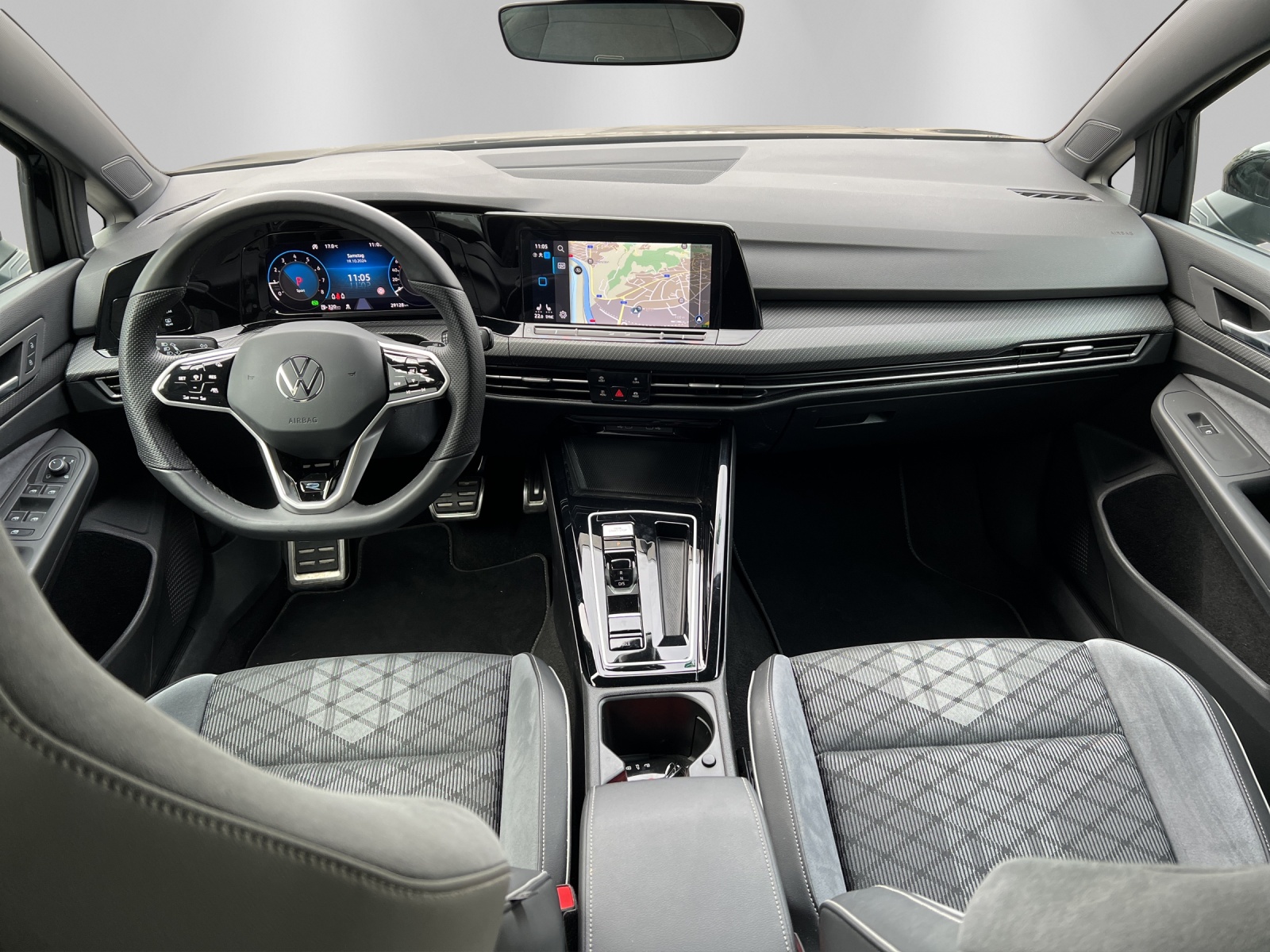 VW Golf VIII 1.5 eTSI R-Line DSG-image-12