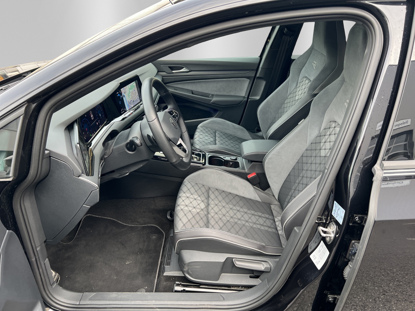 VW Golf VIII 1.5 eTSI R-Line DSG-image-8