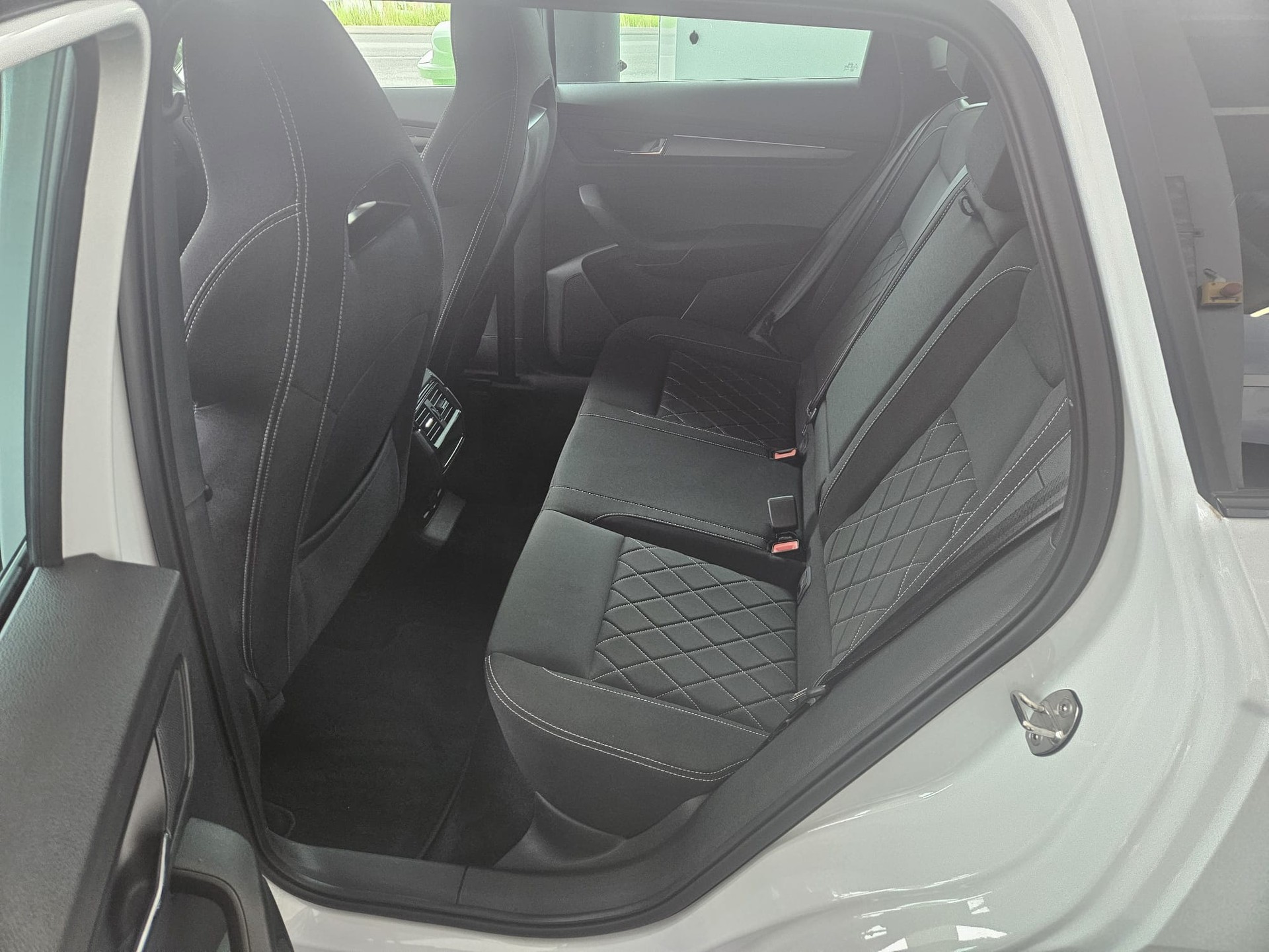SKODA Karoq 2.0 TDI CR Sport Line 4x4 DSG-image-11