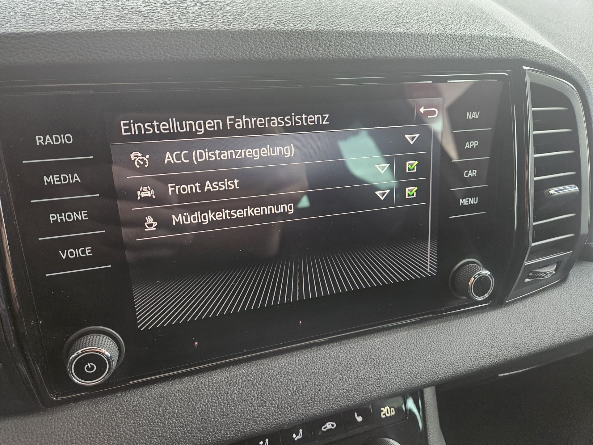 SKODA Karoq 2.0 TDI CR Sport Line 4x4 DSG-image-8