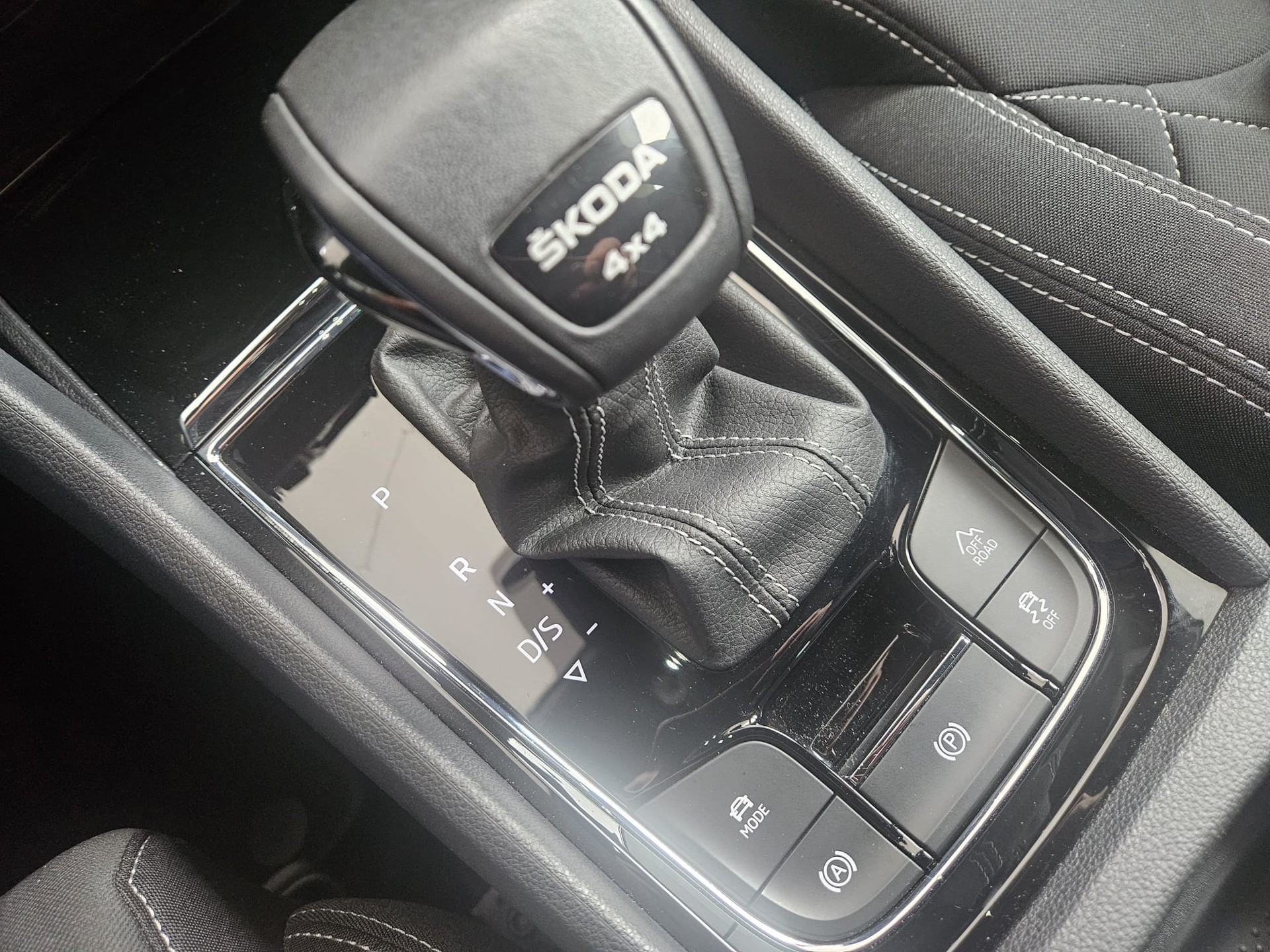 SKODA Karoq 2.0 TDI CR Sport Line 4x4 DSG-image-9