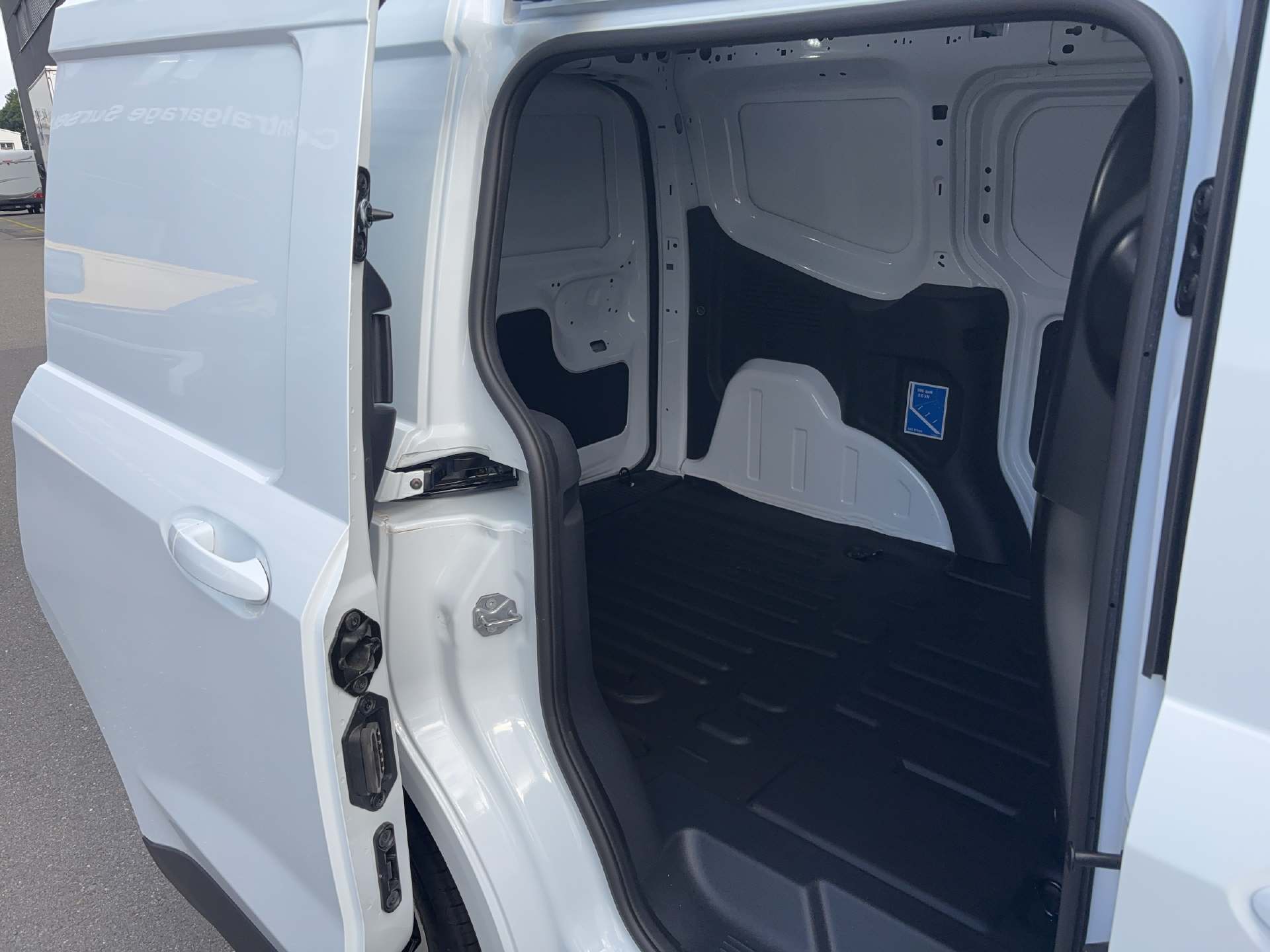 FORD E-Transit Courier Van 136 PS Limited-image-14