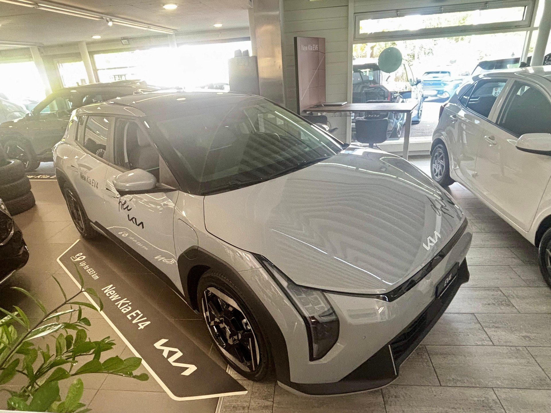 KIA EV4 81 kWh Earth+-showroom-element-3