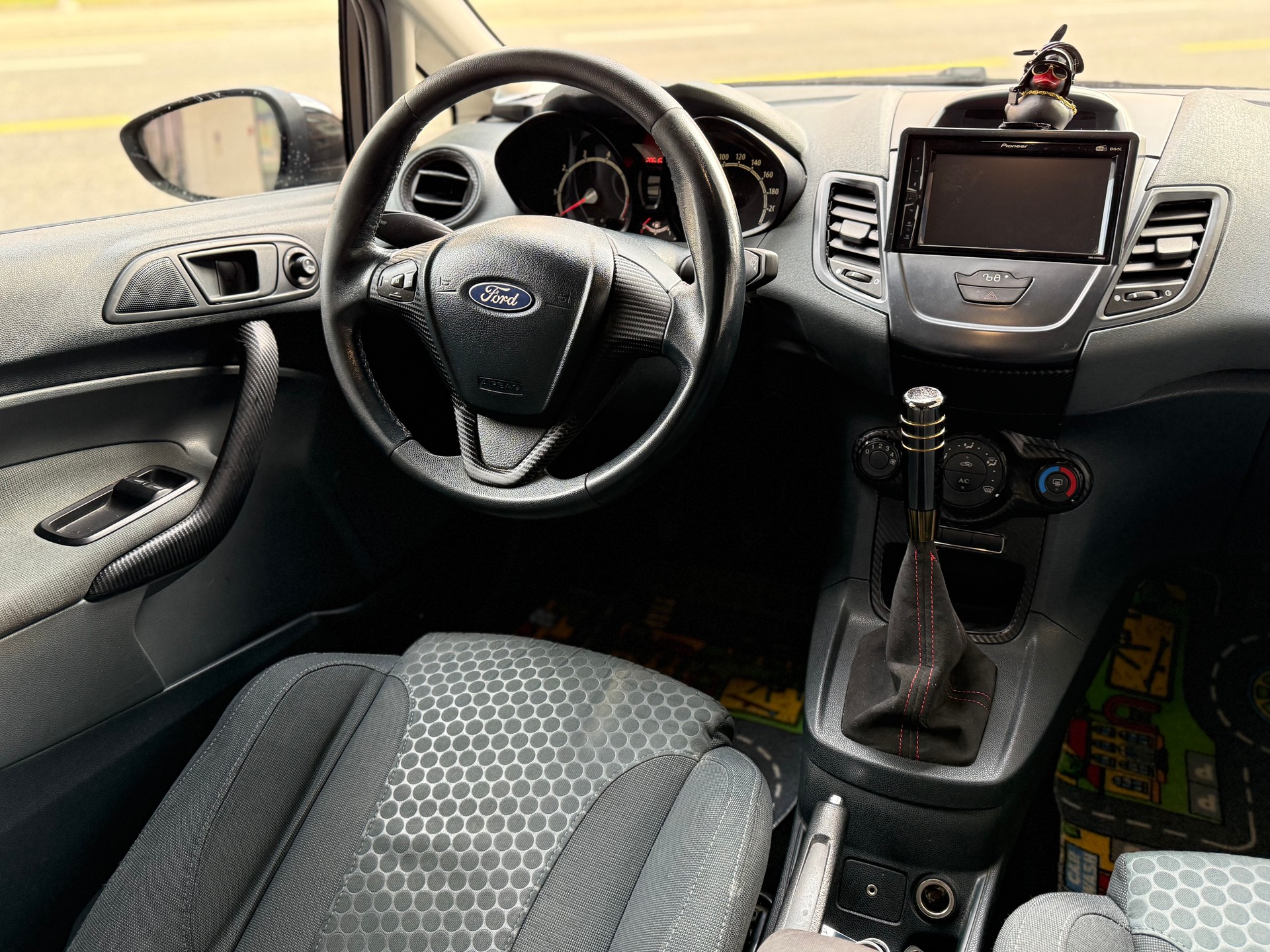 FORD Fiesta 1.6 16V Titanium-image-8