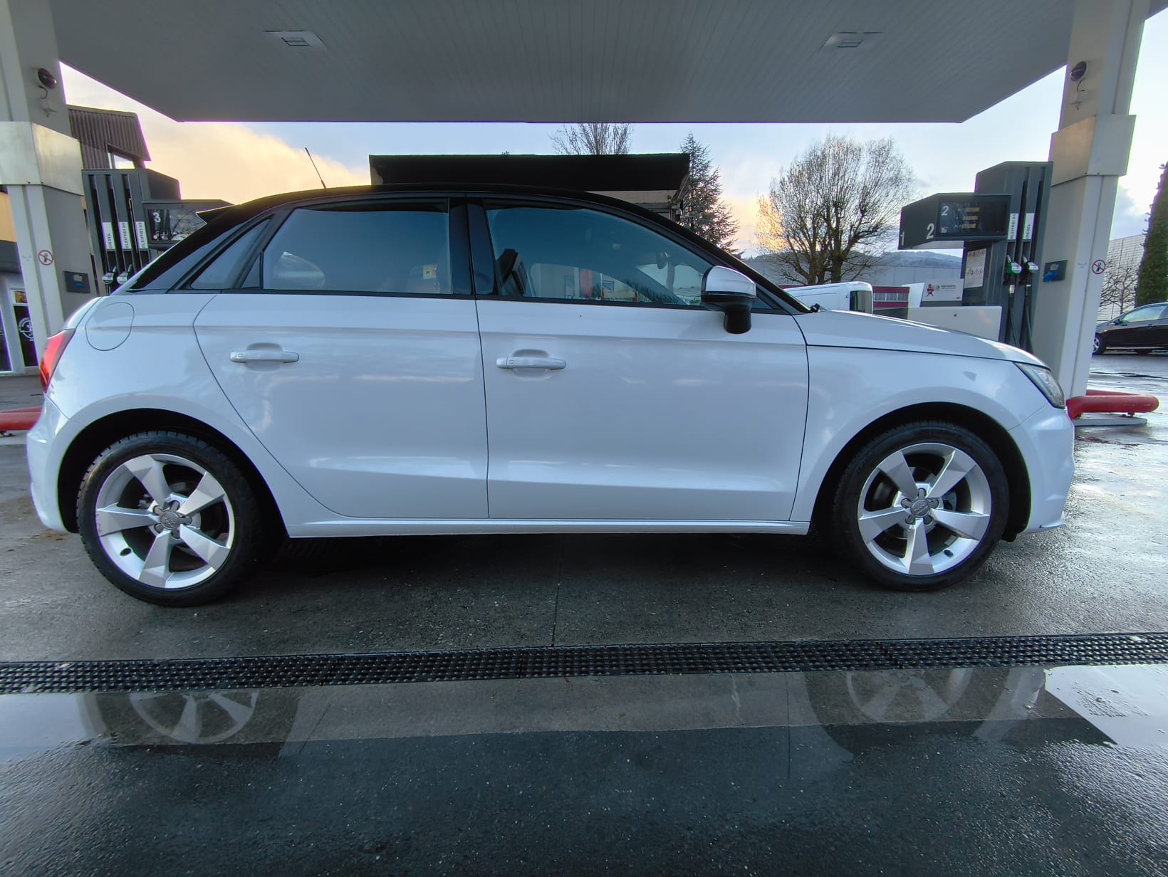 AUDI A1 Sportback 1.4 TDI Design S-tronic-image-4