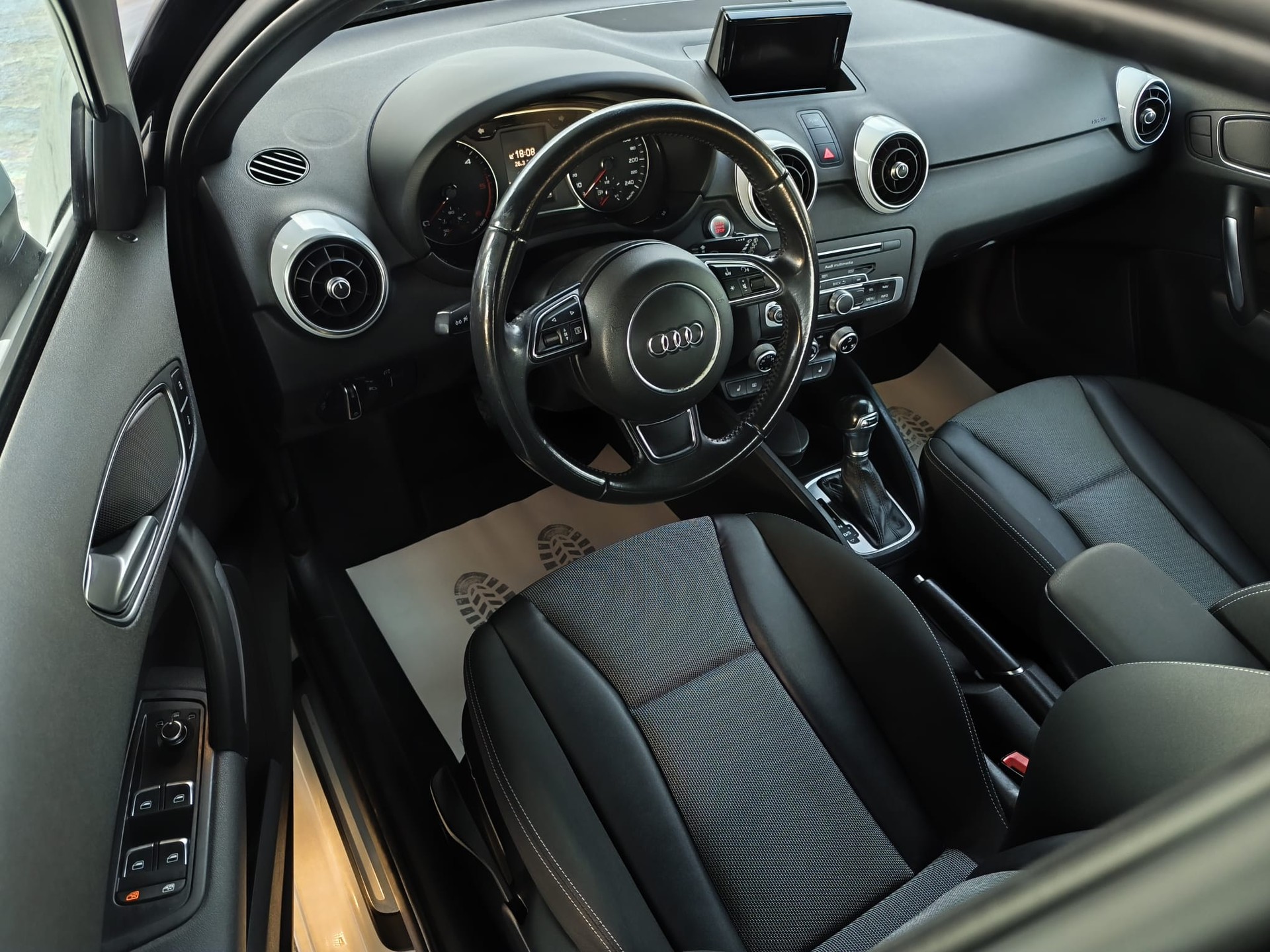 AUDI A1 Sportback 1.4 TDI Design S-tronic-image-12