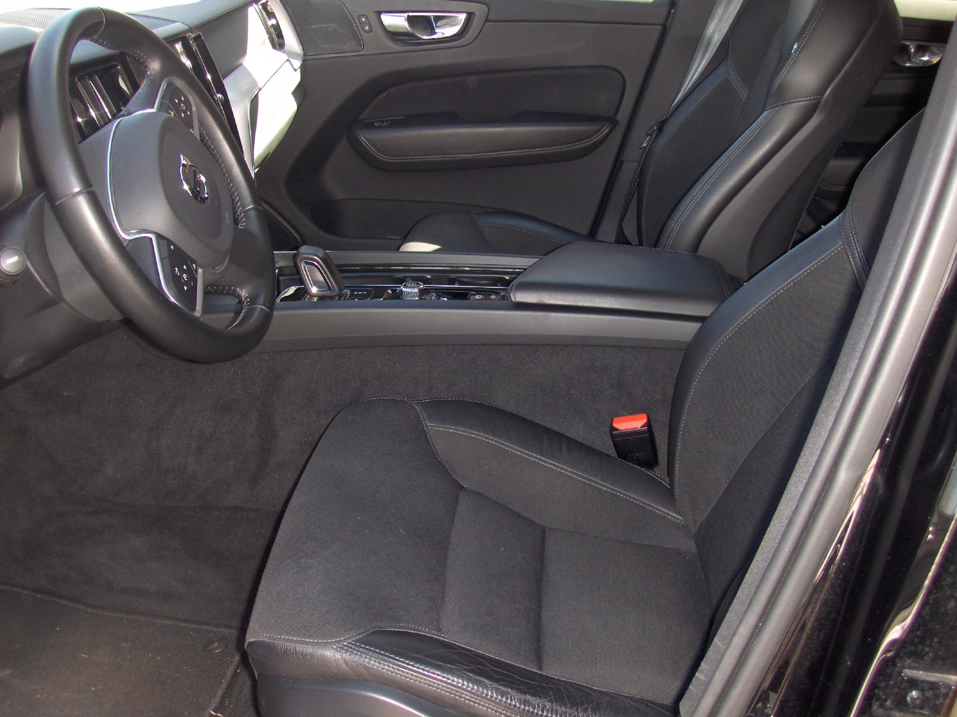 VOLVO XC60 B4 Diesel Mild Hybrid AWD Momentum Geartronic-image-5