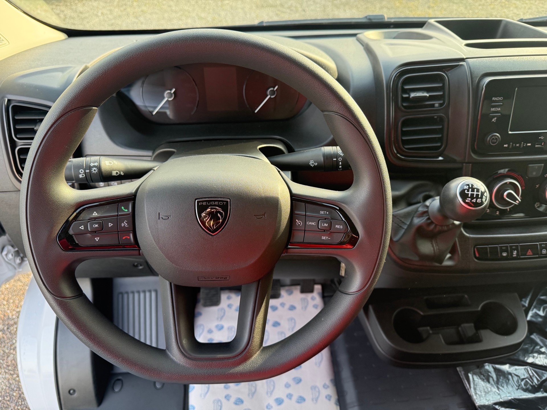 PEUGEOT Boxer 335 2.2 BlueHDI 140 L2H2 neues Interieur-image-12