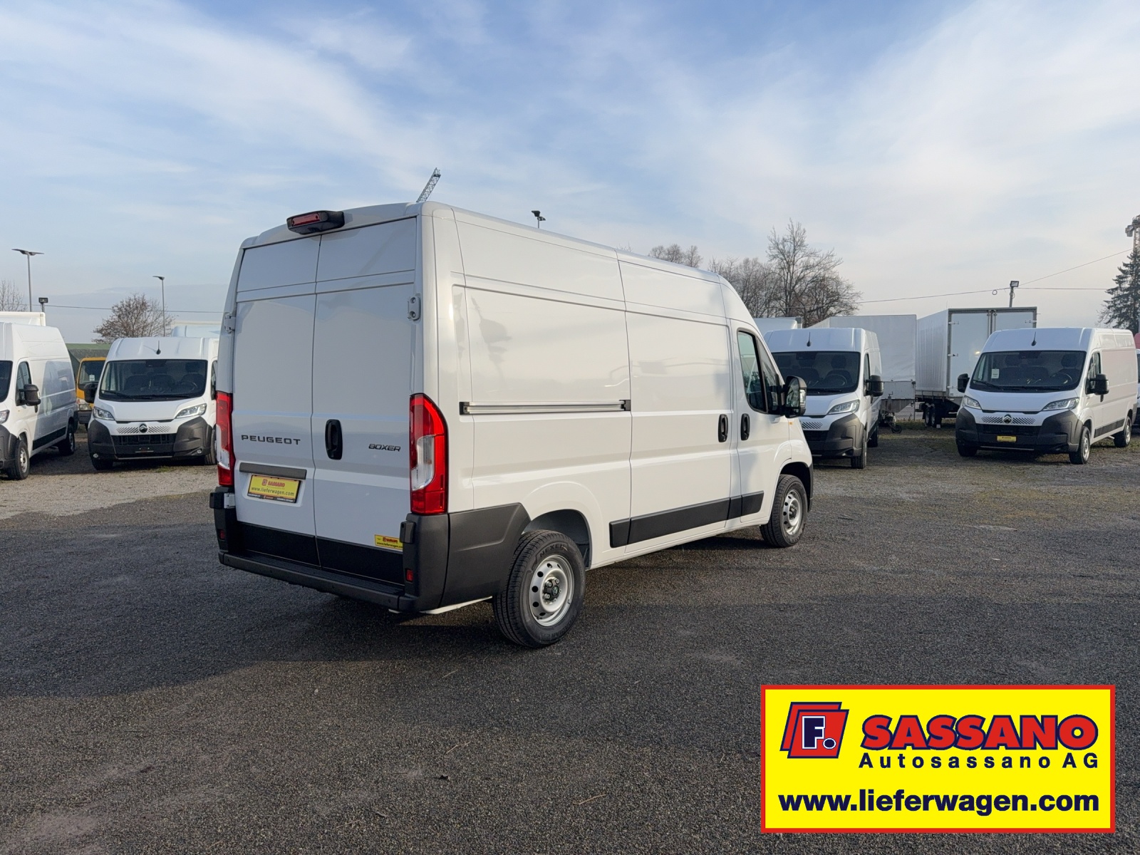 PEUGEOT Boxer 335 2.2 BlueHDI 140 L2H2 neues Interieur-image-3