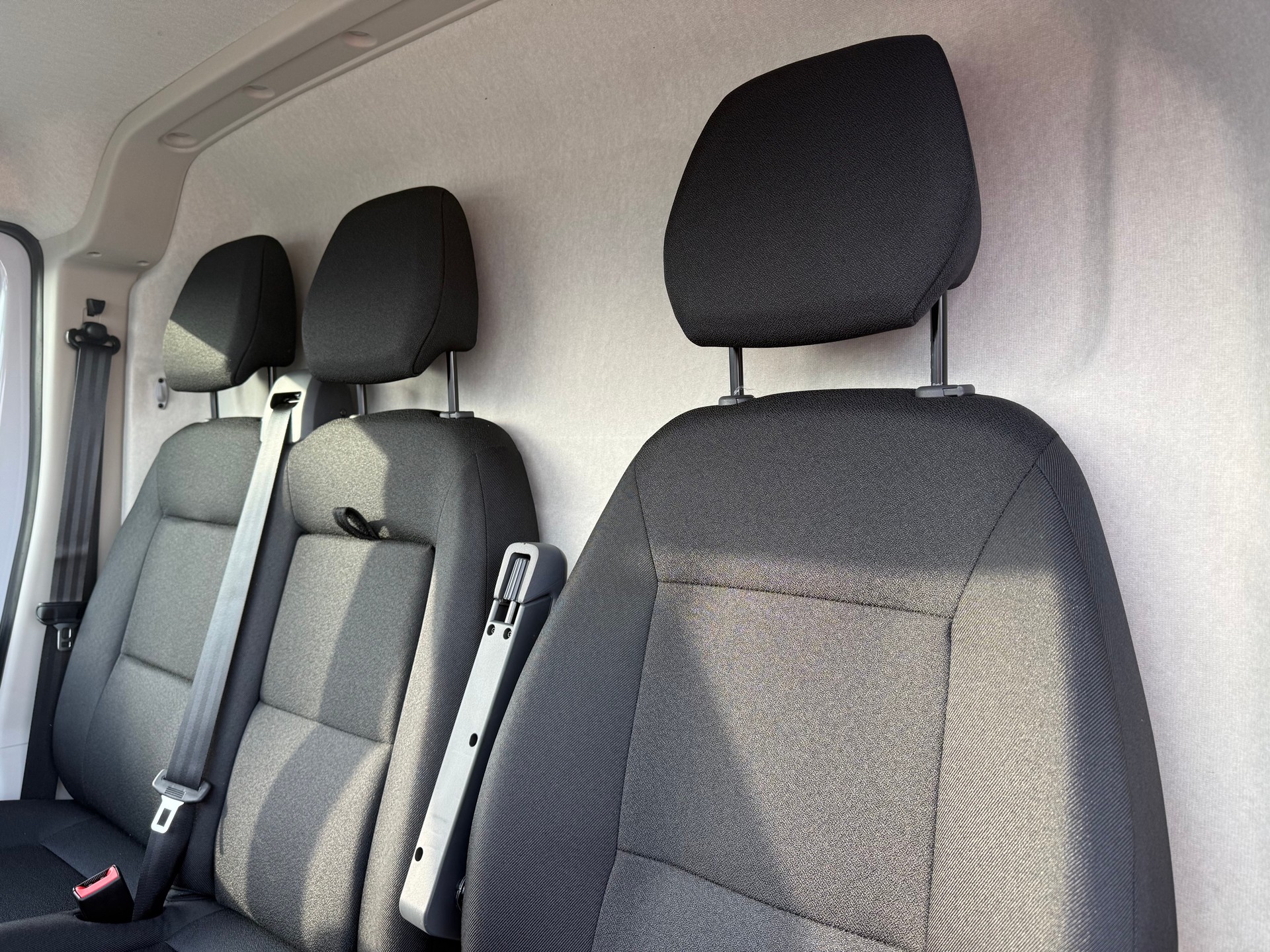 PEUGEOT Boxer 335 2.2 BlueHDI 140 L2H2 neues Interieur-image-13