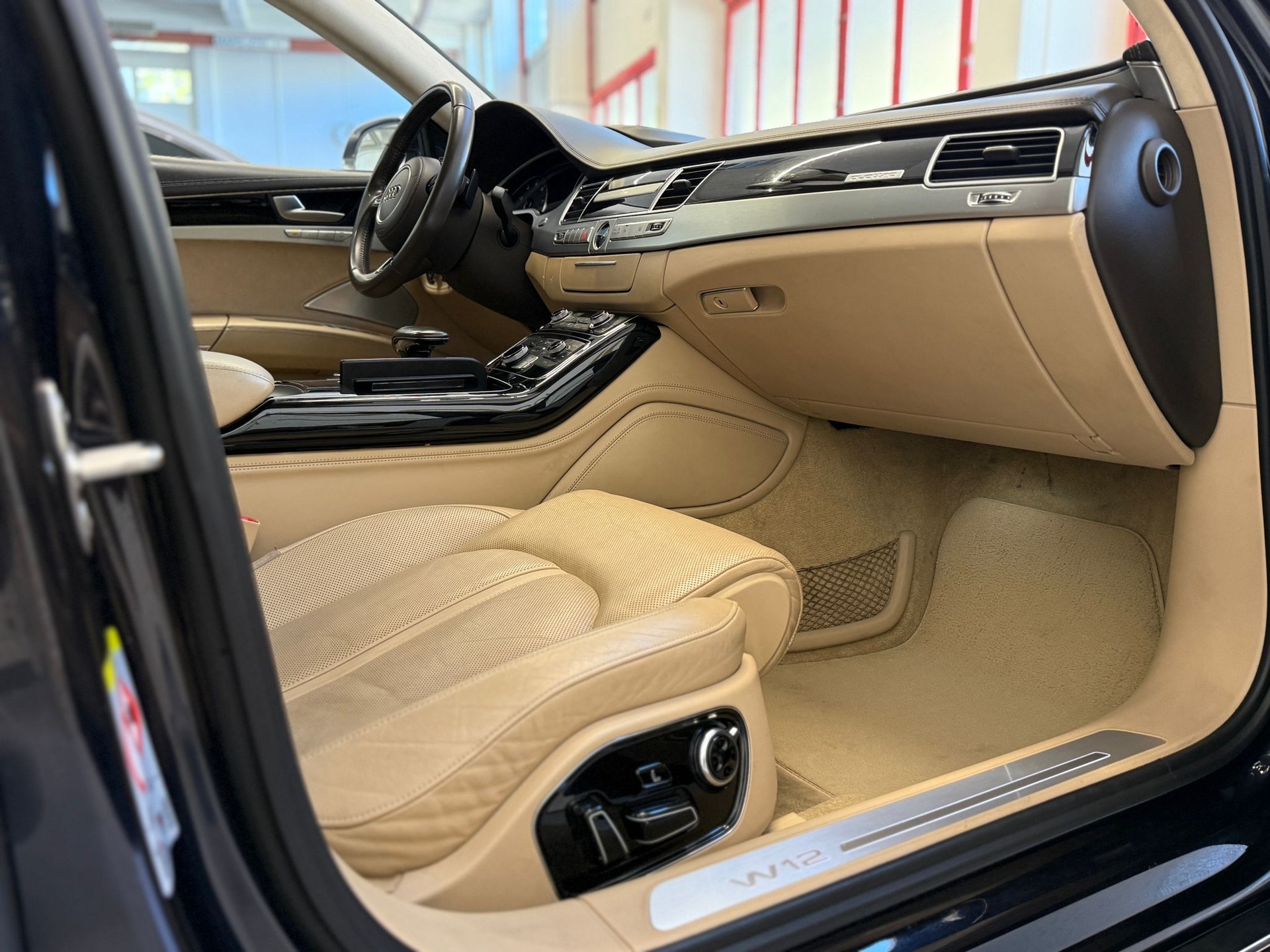 AUDI A8 L 6.3 FSI W12 quattro tiptronic-image-16