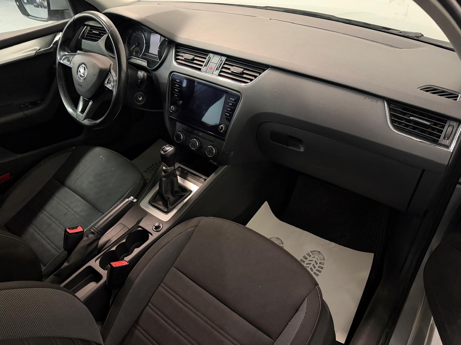 SKODA Octavia Combi 1.6 TDI Ambition-image-15