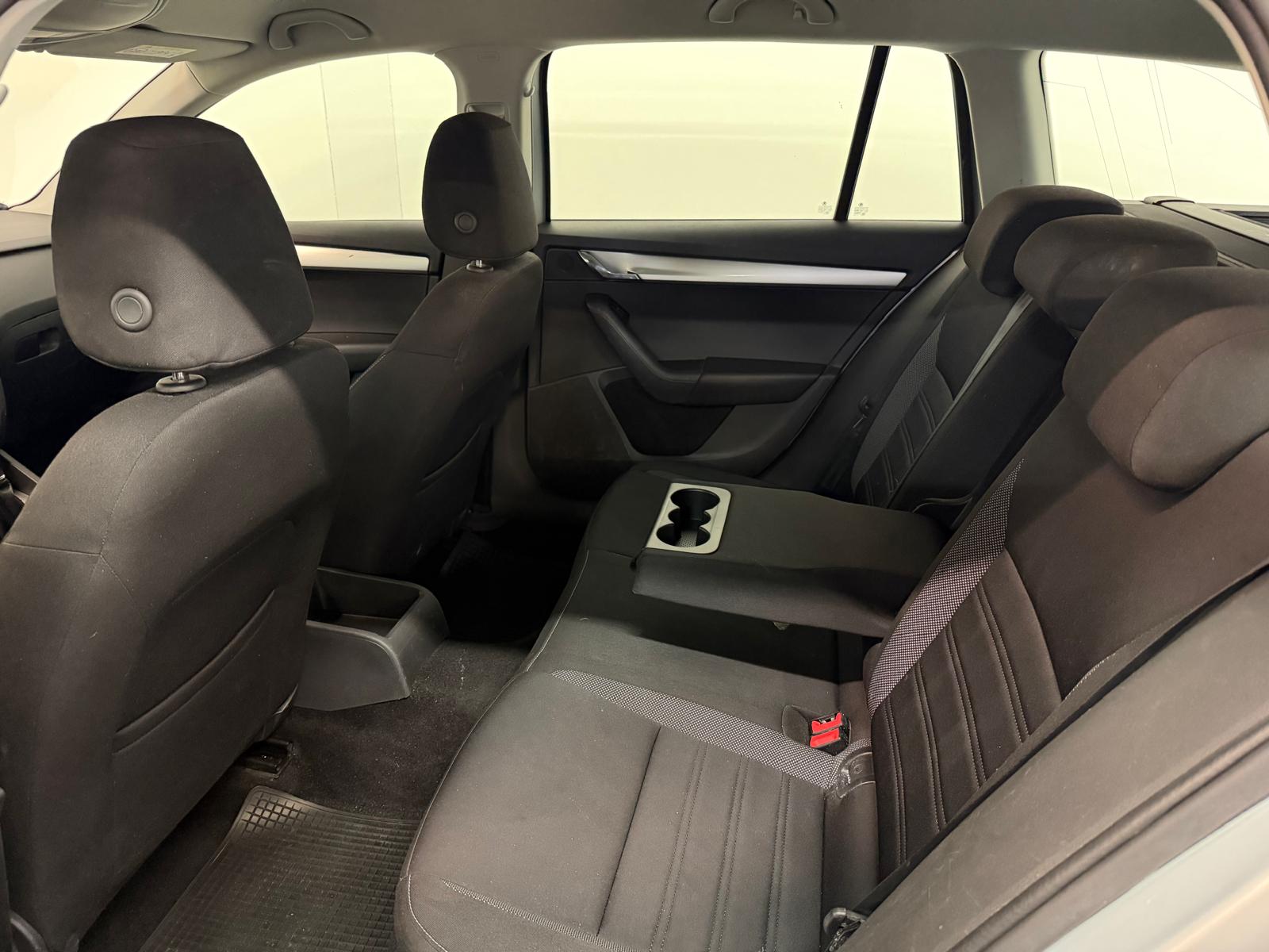 SKODA Octavia Combi 1.6 TDI Ambition-image-16