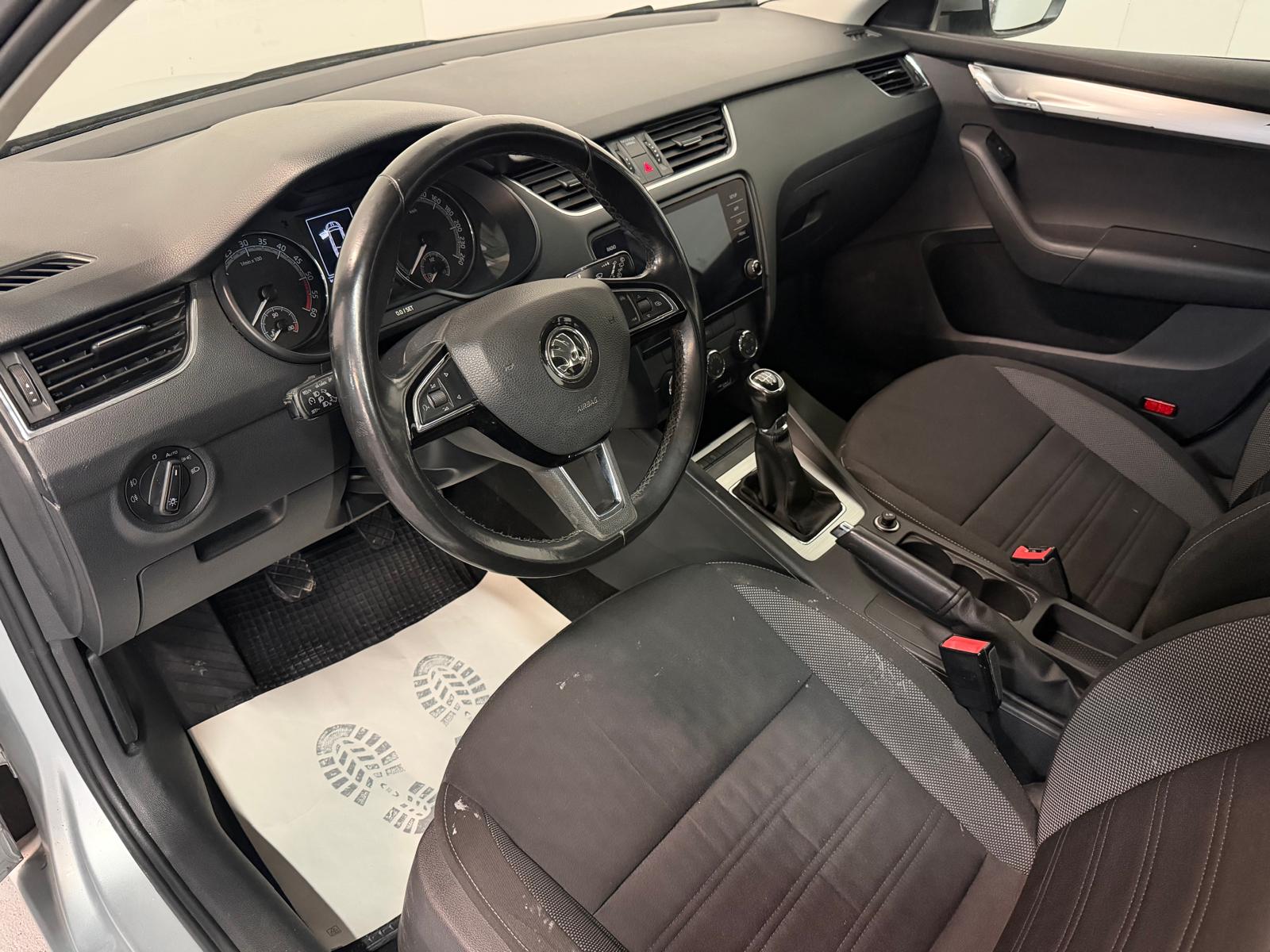 SKODA Octavia Combi 1.6 TDI Ambition-image-14