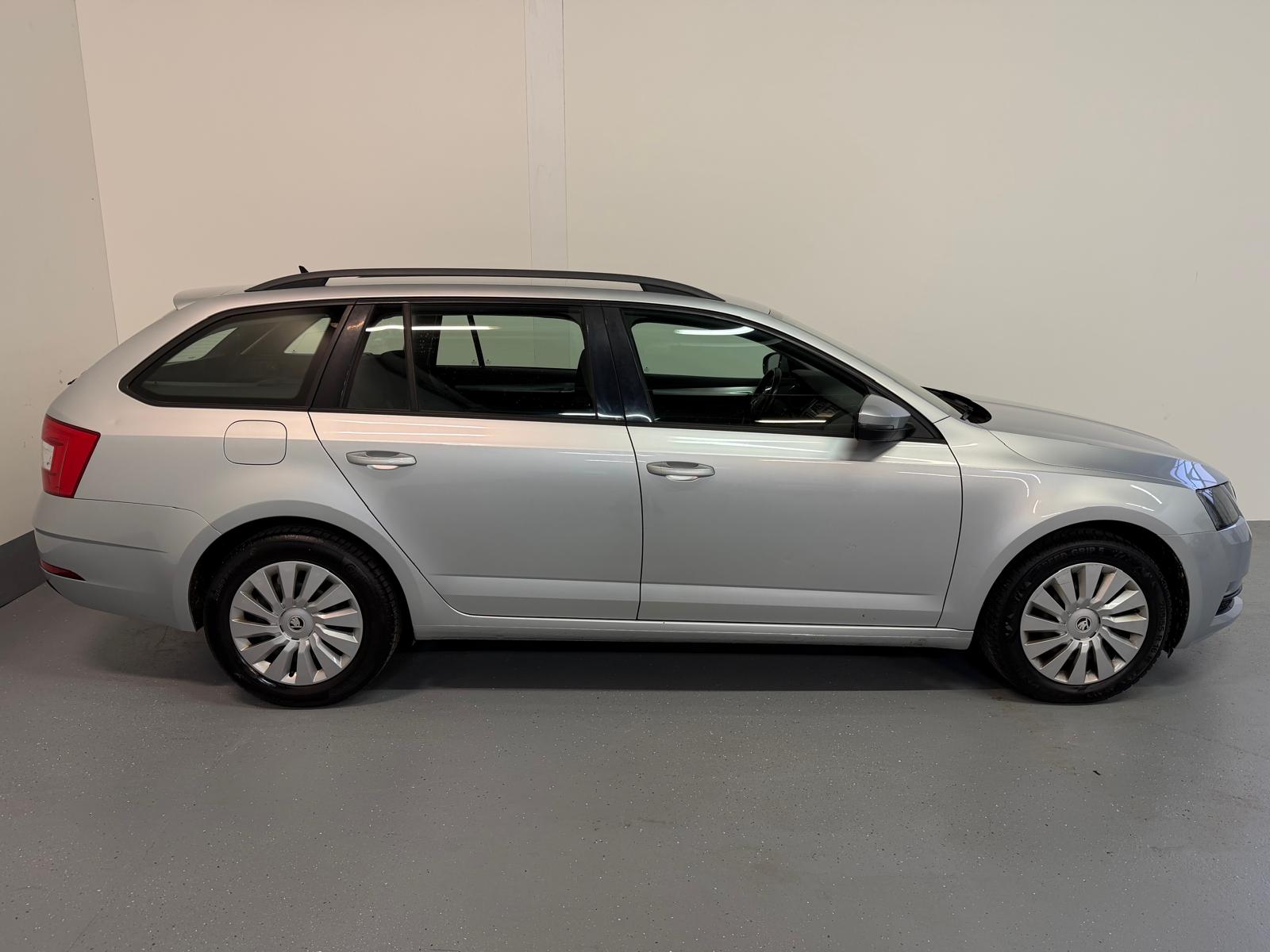 SKODA Octavia Combi 1.6 TDI Ambition-image-5