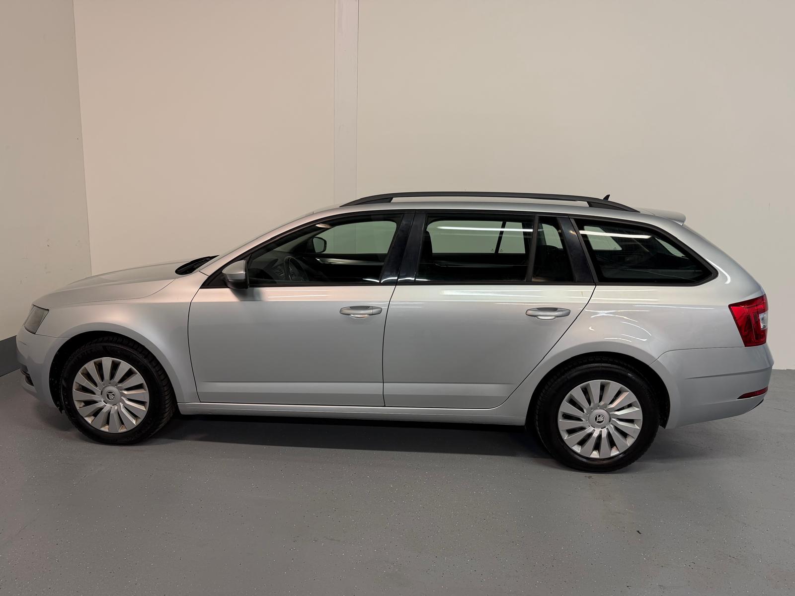 SKODA Octavia Combi 1.6 TDI Ambition-image-6