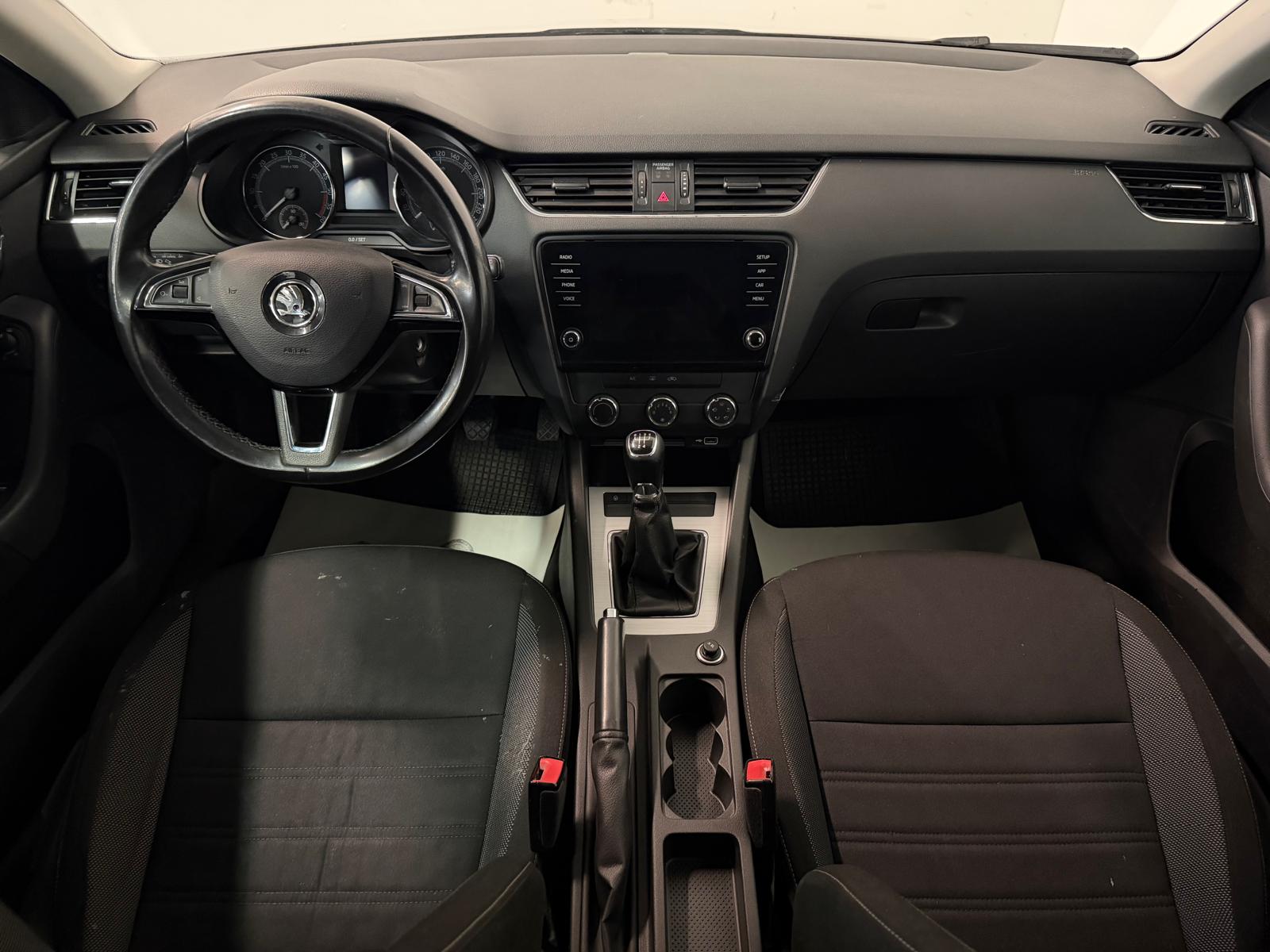 SKODA Octavia Combi 1.6 TDI Ambition-image-12