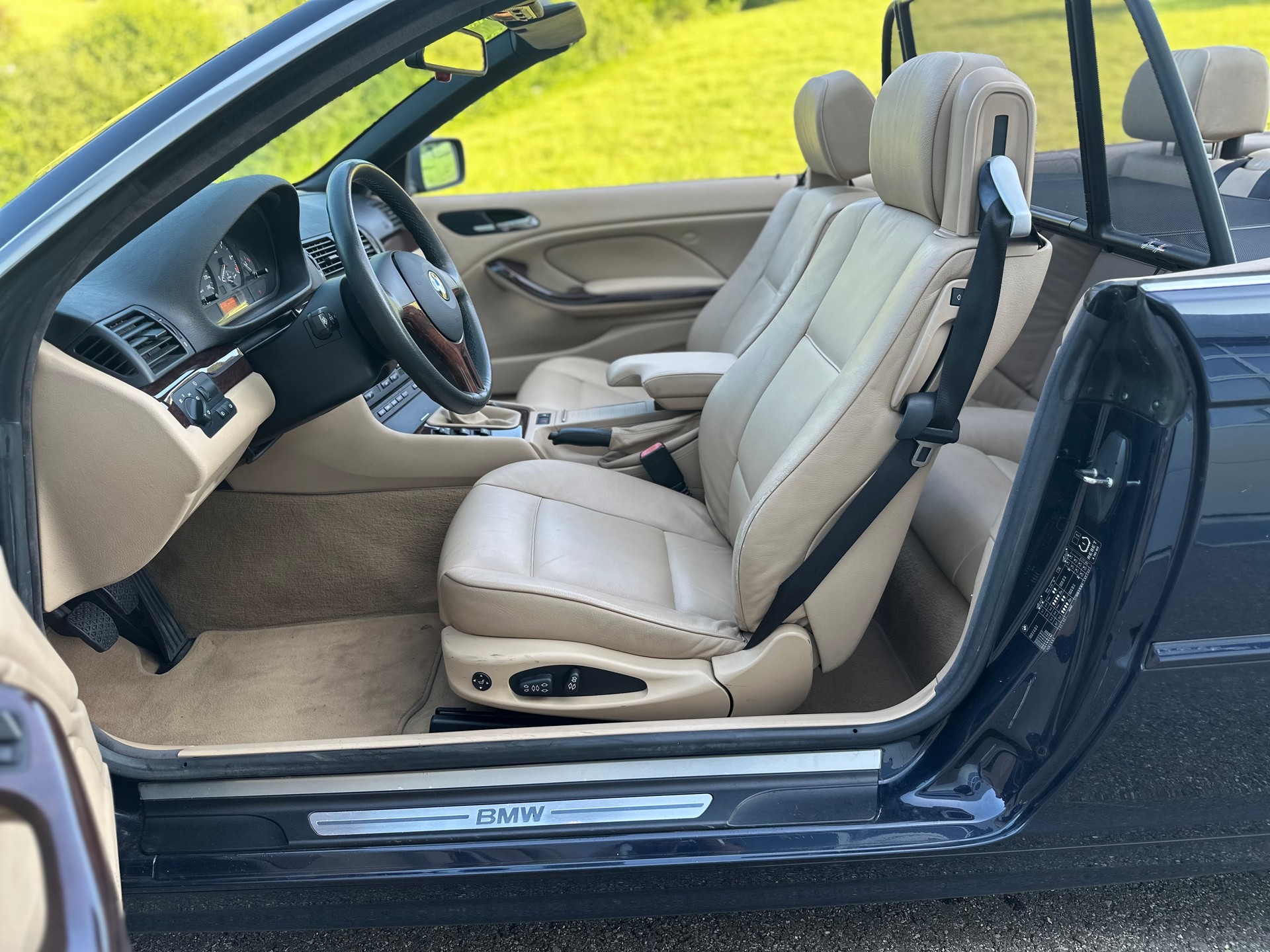 BMW 320Ci Cabriolet-image-11
