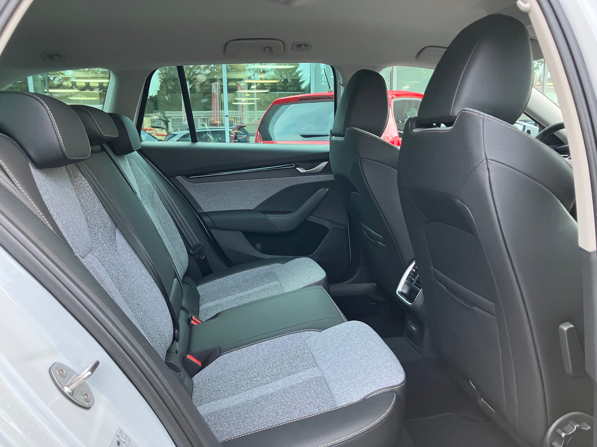 SKODA Octavia Combi 2.0 TSI DSG Selection 4x4-image-7