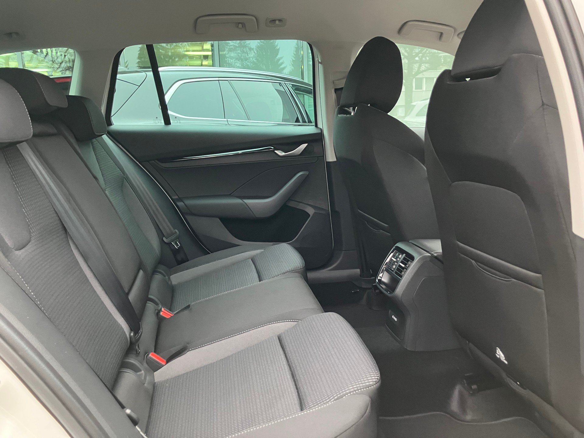 SKODA Octavia Combi 2.0 TSI DSG Selection 4x4-image-8