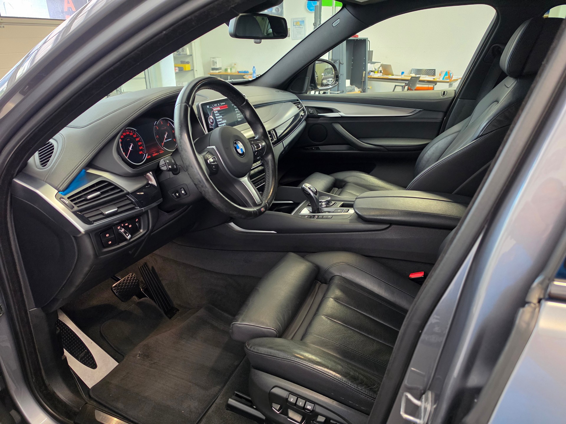 BMW X6 M50d Steptronic-showroom-element-3