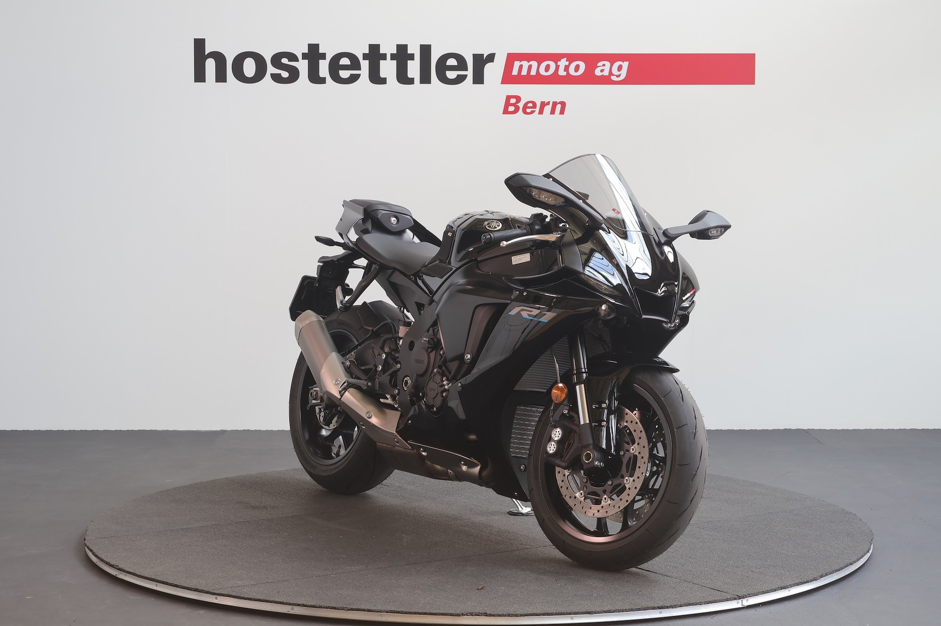 YAMAHA R1