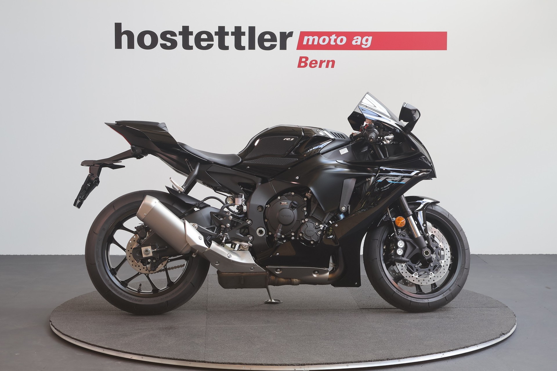 YAMAHA R1-showroom-element-1