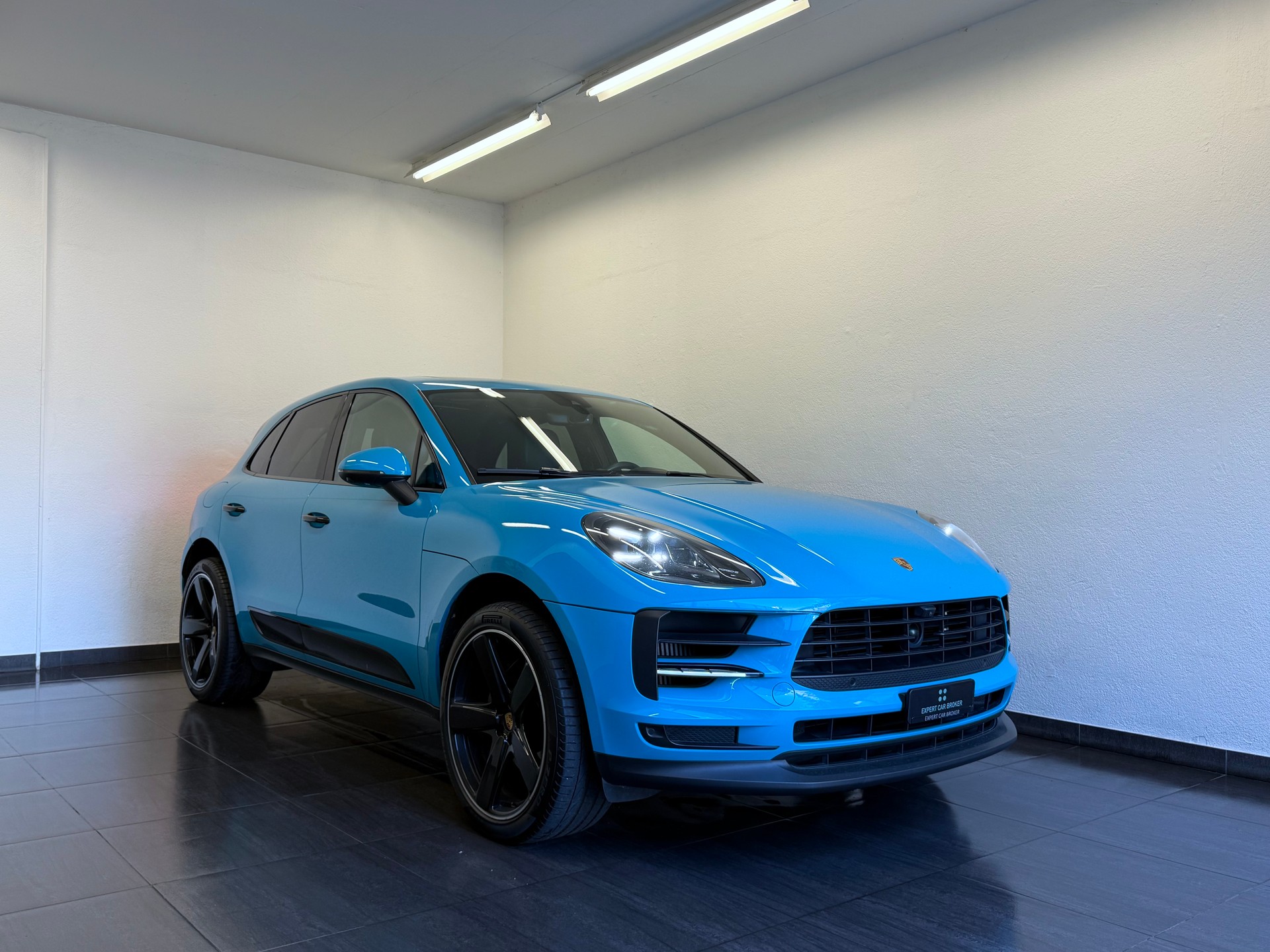 PORSCHE Macan S PDK "Miami Blue"-showroom-element-1