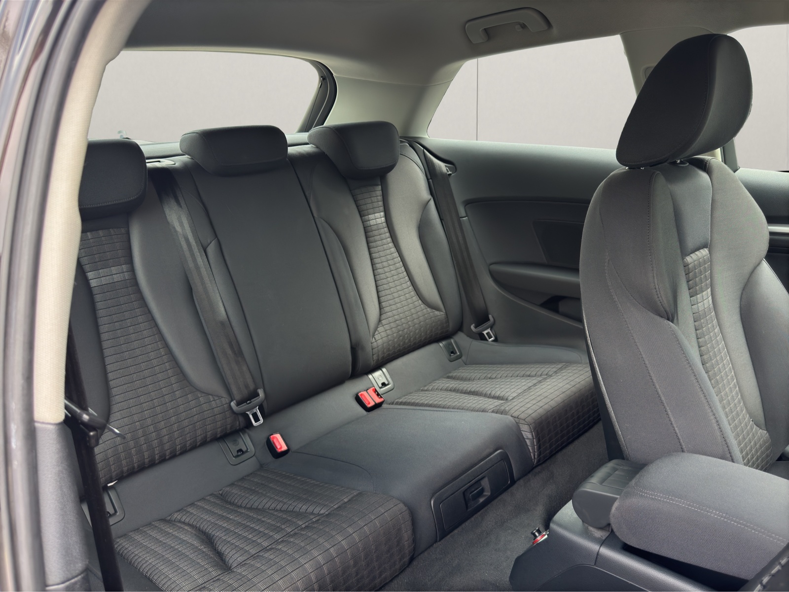 AUDI A3 Sportback 2.0 TDI S-Line Exterieurpaket Ambition-image-13