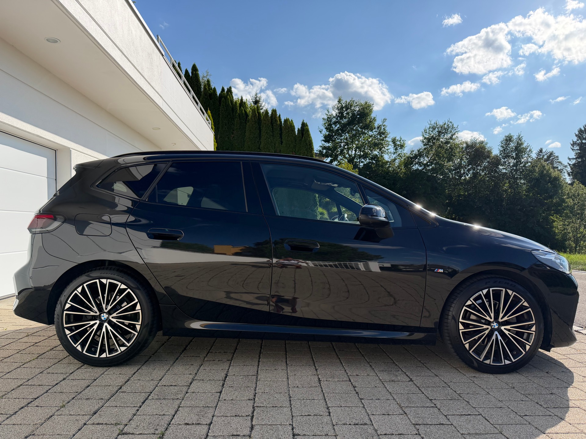 BMW 220i Active Tourer M Sport DKG-showroom-element-1