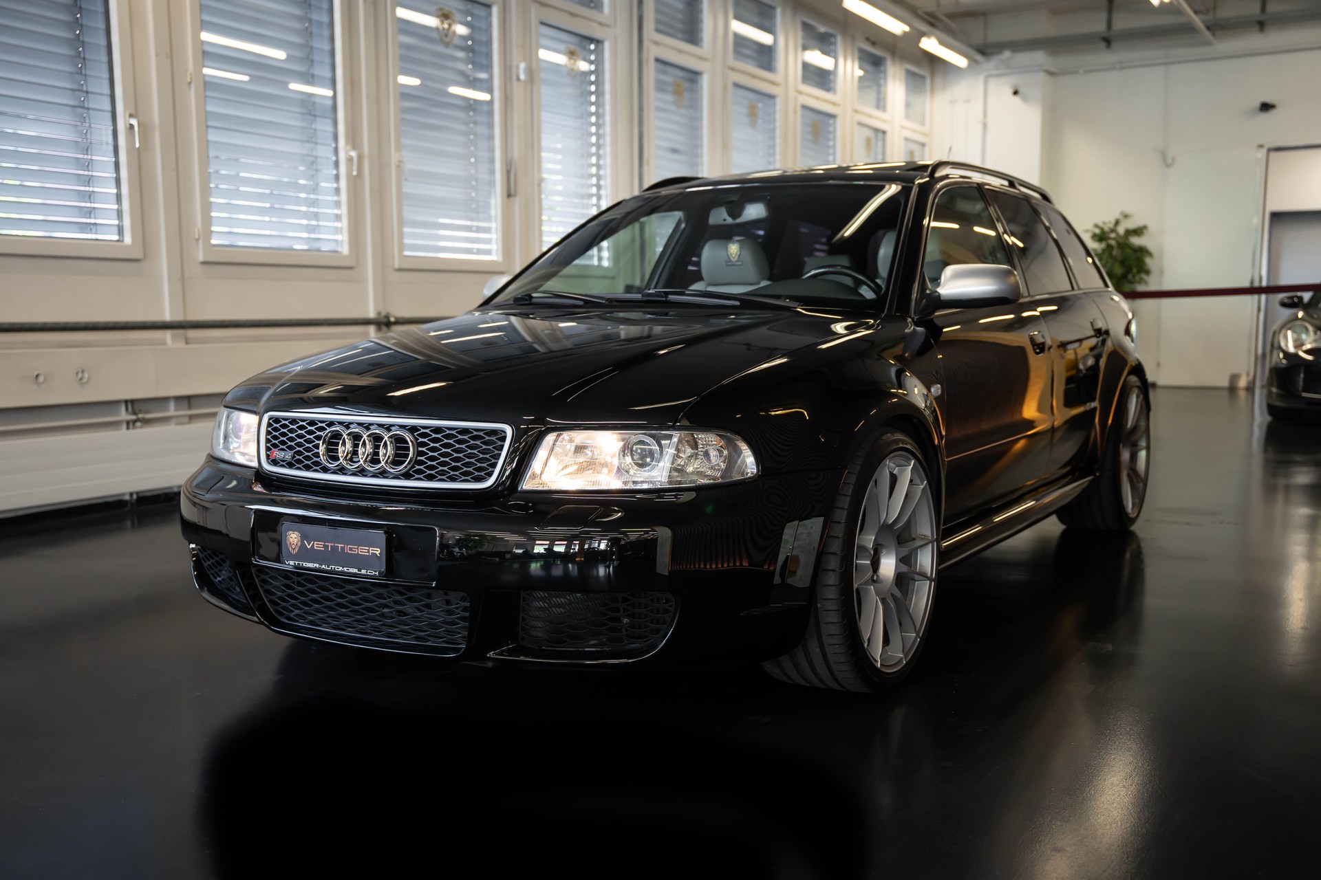 AUDI RS4 Avant quattro-showroom-element-2