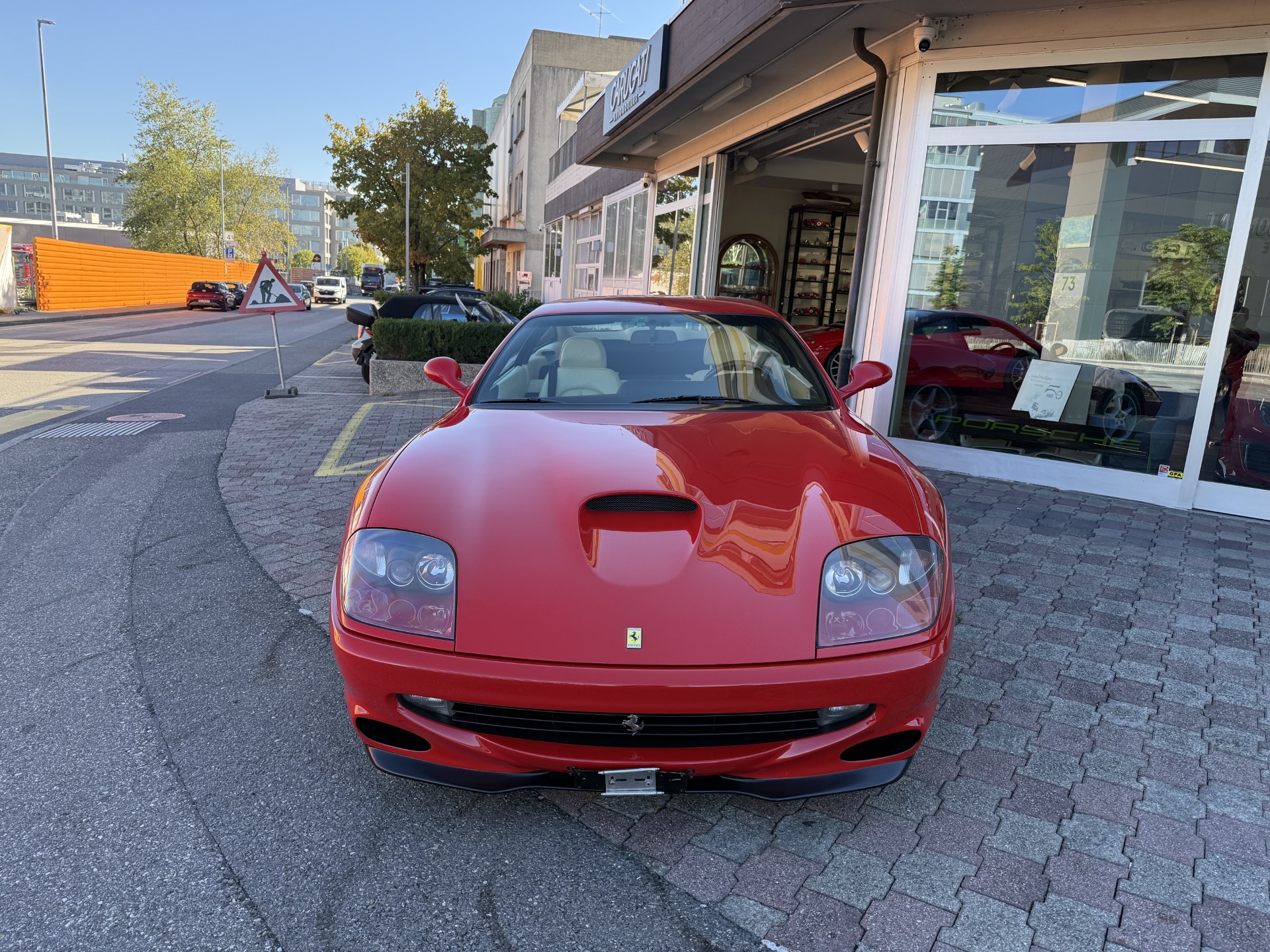 FERRARI F550 Maranello-showroom-element-2