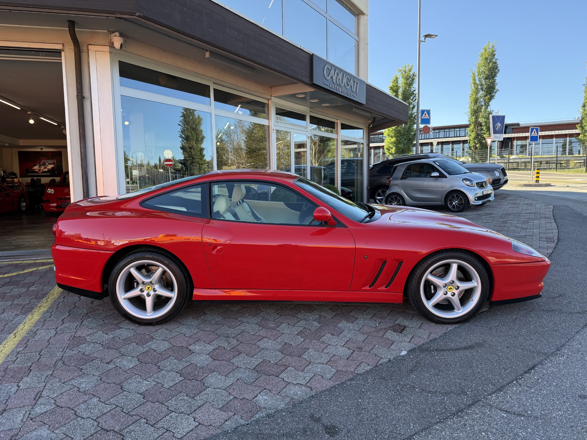FERRARI F550 Maranello-showroom-element-3