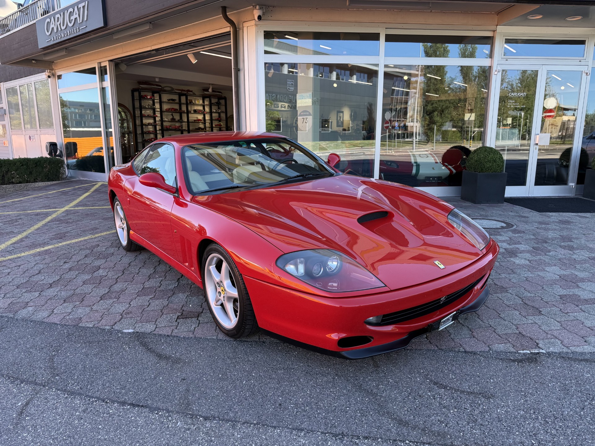 FERRARI F550 Maranello-showroom-element-1