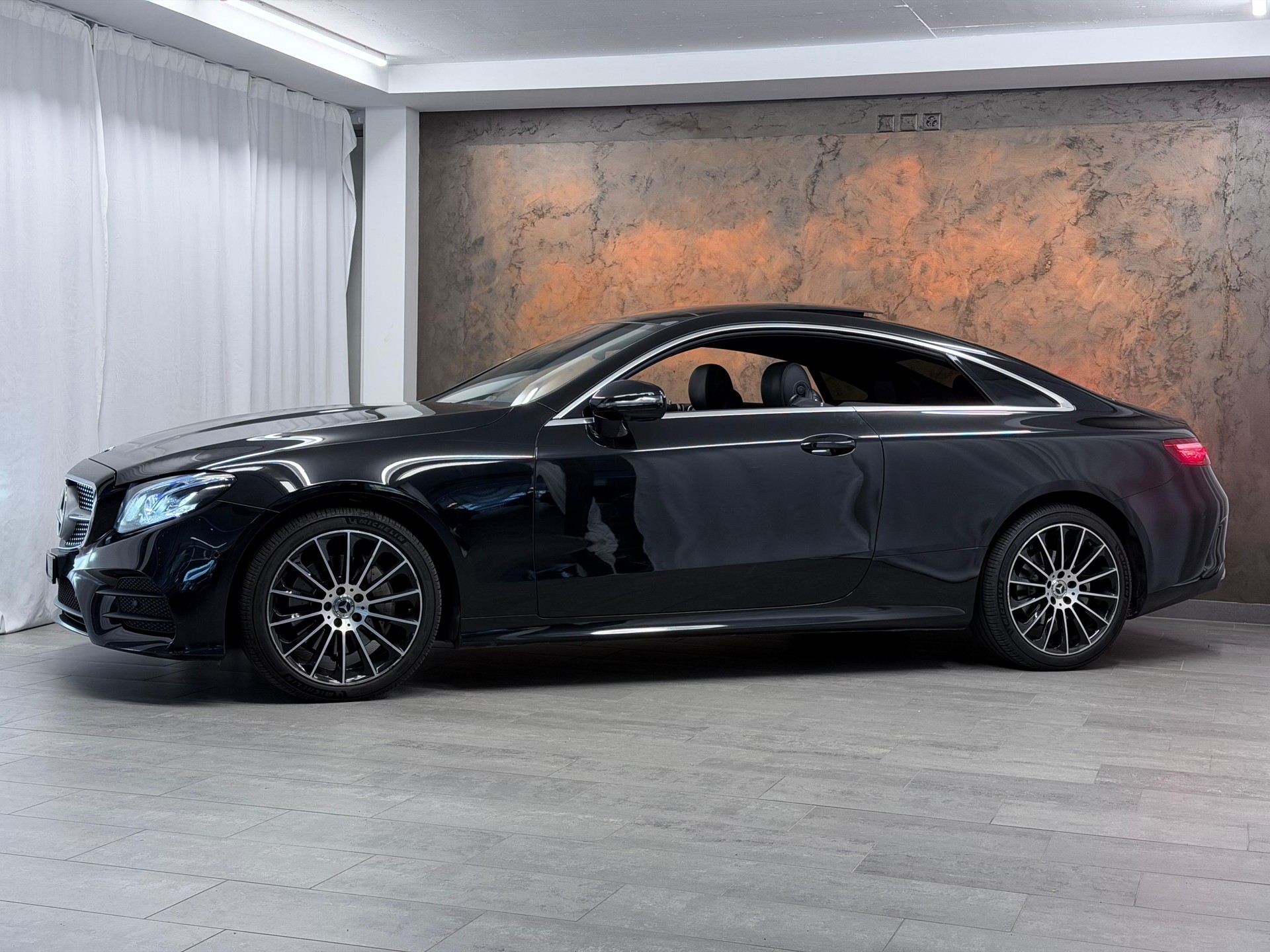 MERCEDES-BENZ E 220 d Coupé AMG Line 4 Matic 9G-Tronic *CH-Fahrzeug*Panorama*Head-Up*Burmester*-showroom-element-1