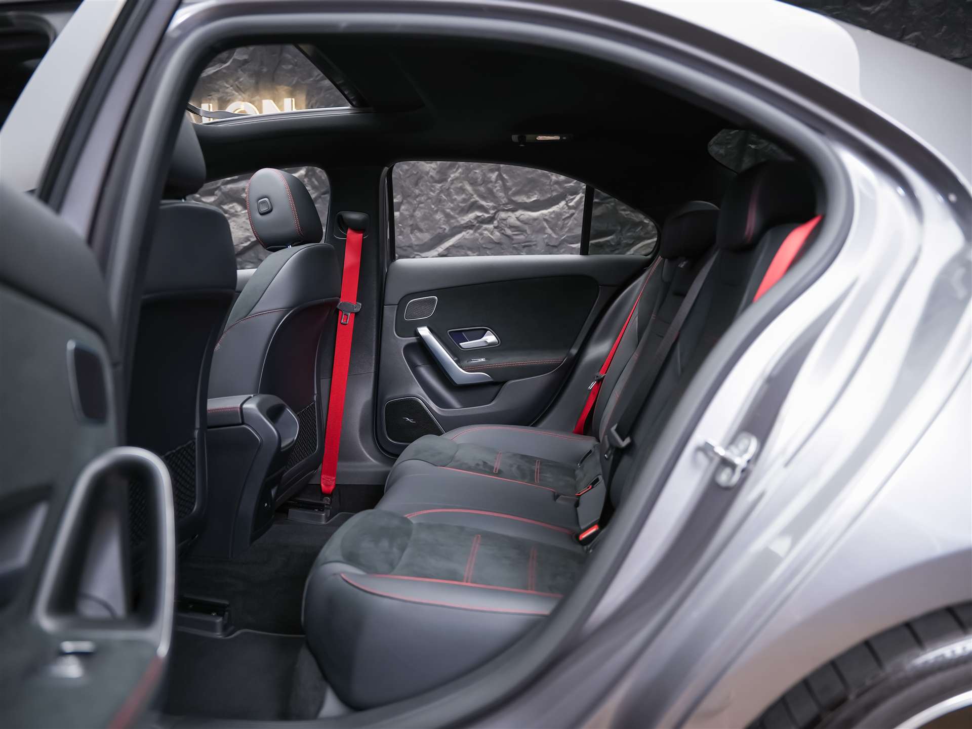 MERCEDES-BENZ A35 AMG 4Matic+ 8G-DCT *Panorama*Burmester*Abstandsregler*-image-13