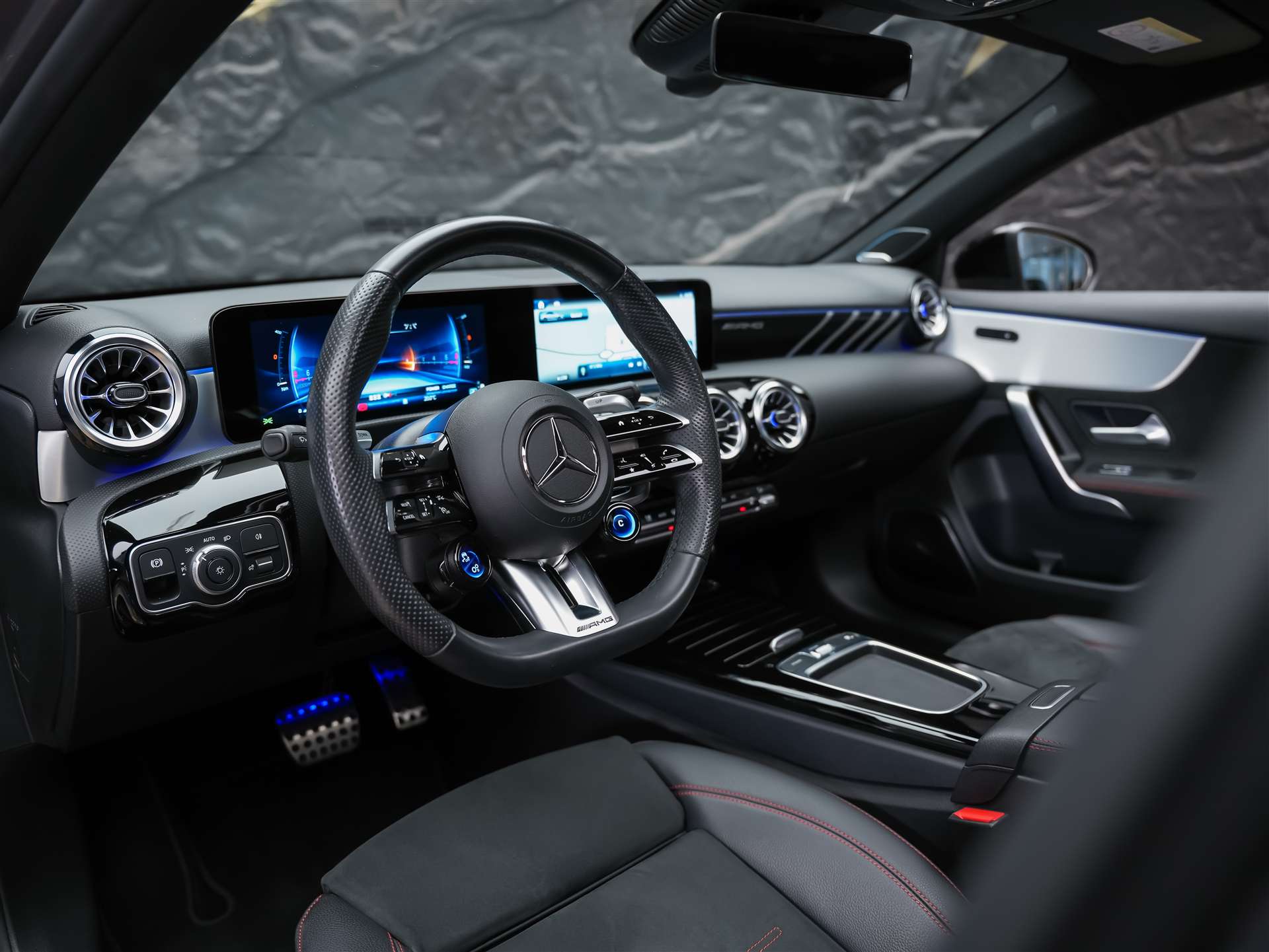 MERCEDES-BENZ A35 AMG 4Matic+ 8G-DCT *Panorama*Burmester*Abstandsregler*-image-8