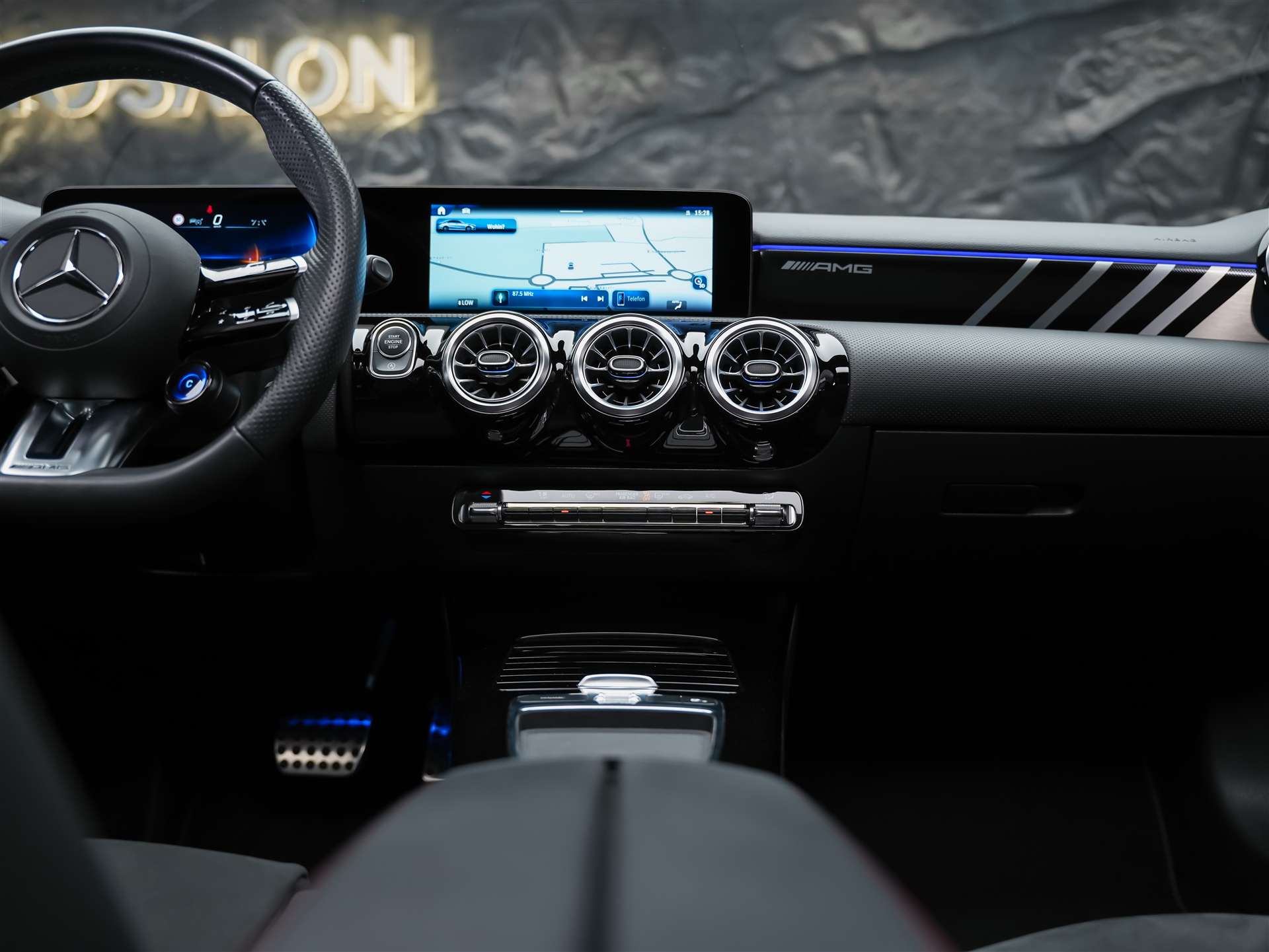 MERCEDES-BENZ A35 AMG 4Matic+ 8G-DCT *Panorama*Burmester*Abstandsregler*-image-20