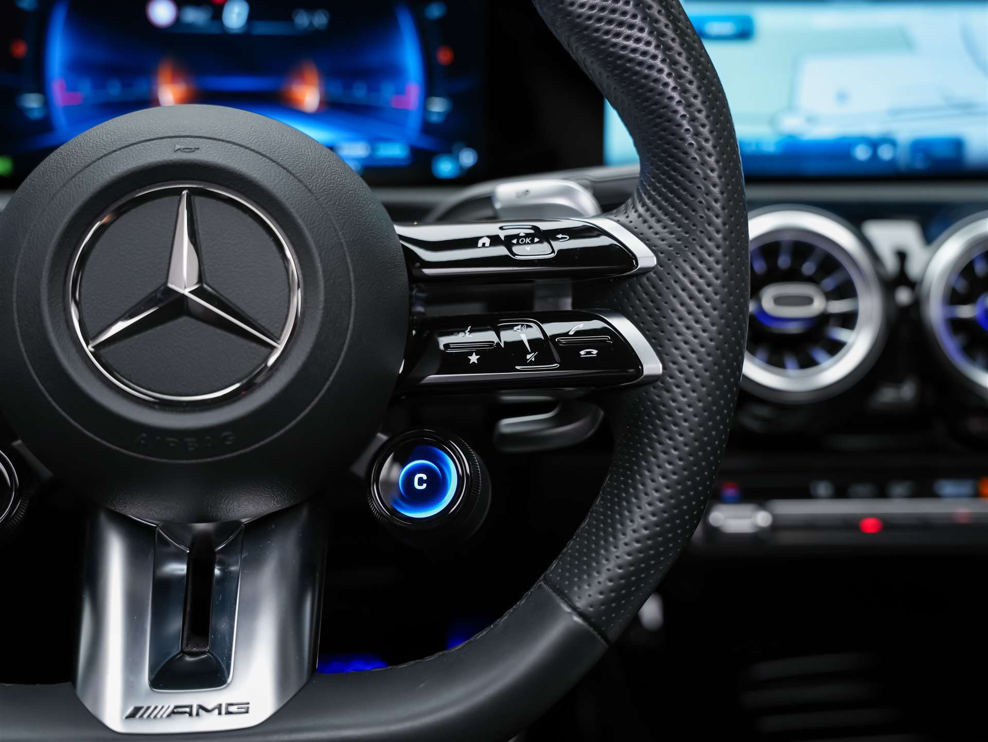 MERCEDES-BENZ A35 AMG 4Matic+ 8G-DCT *Panorama*Burmester*Abstandsregler*-image-30