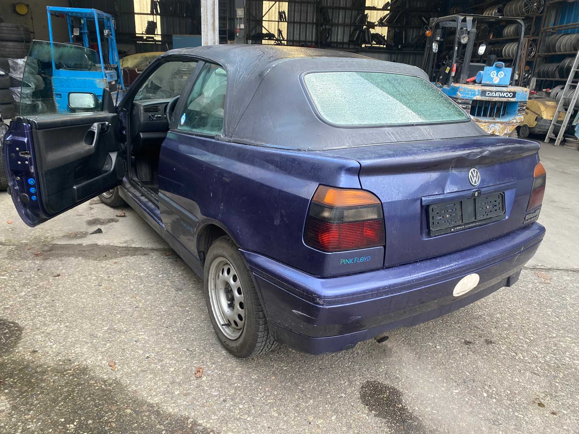 VW Golf Cabriolet 2000 Pink Floyd-image-3